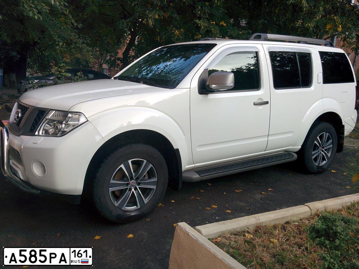 Фото автомобиля NISSAN PATHFINDER, 2012 — госномер А585РА161. Цвет: БЕЛЫЙ