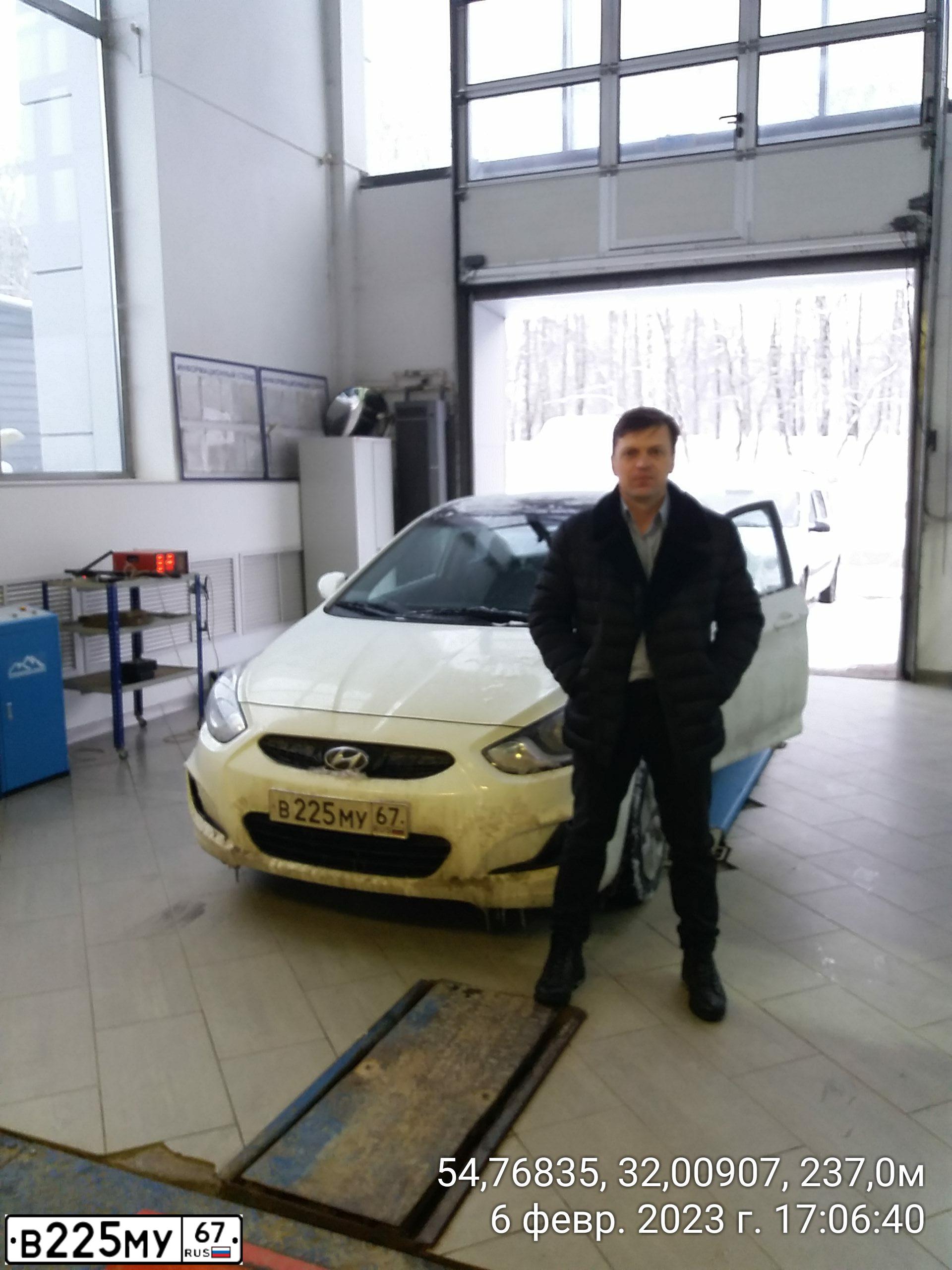 Фото автомобиля HYUNDAI SOLARIS, 2012 — госномер Т114ЕН39. Цвет: БЕЛЫЙ