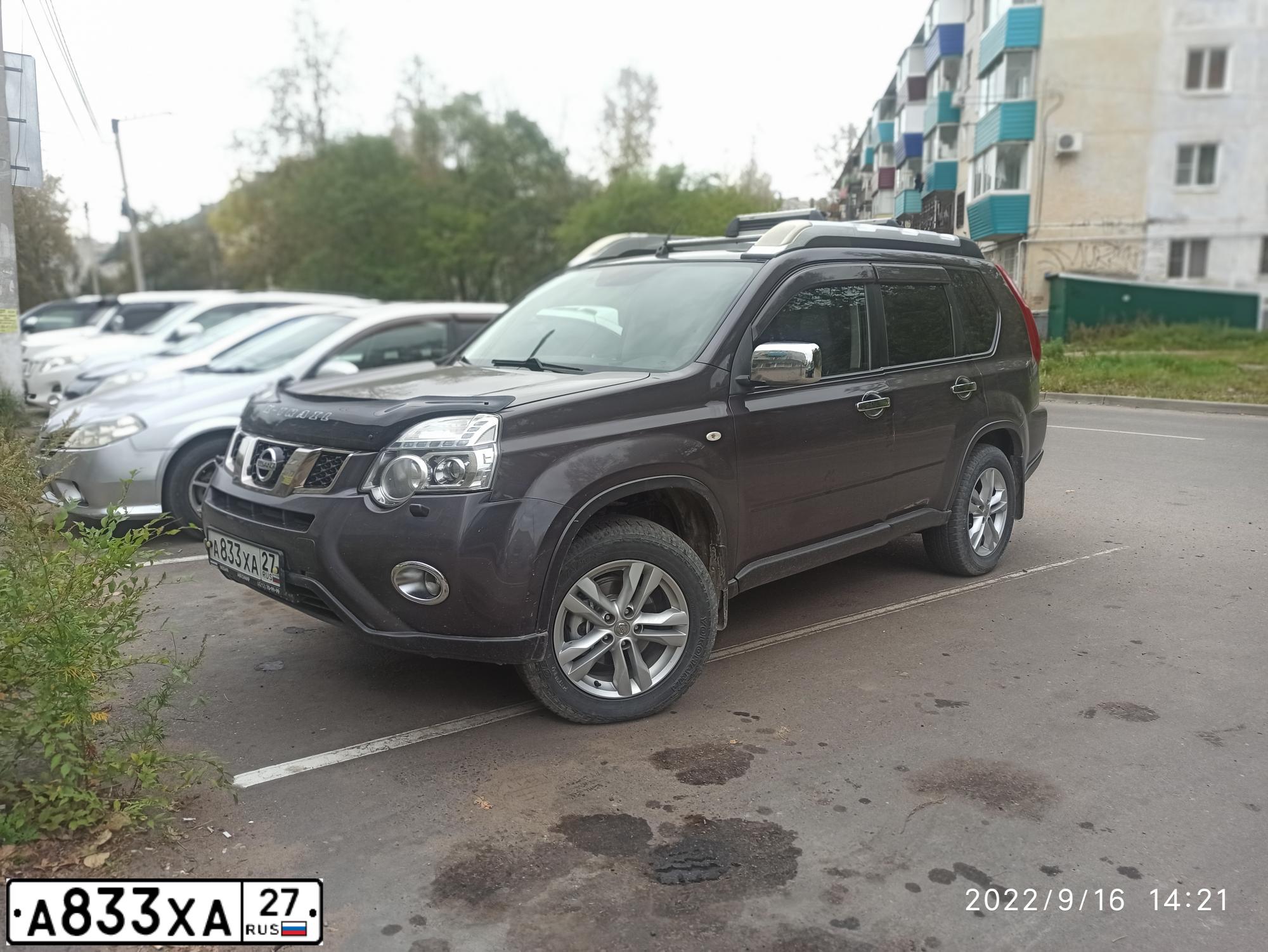 Фото автомобиля NISSAN X-TRAIL, 2011 — госномер А833ХА27. Цвет: СЕРО-СИРЕНЕВЫЙ