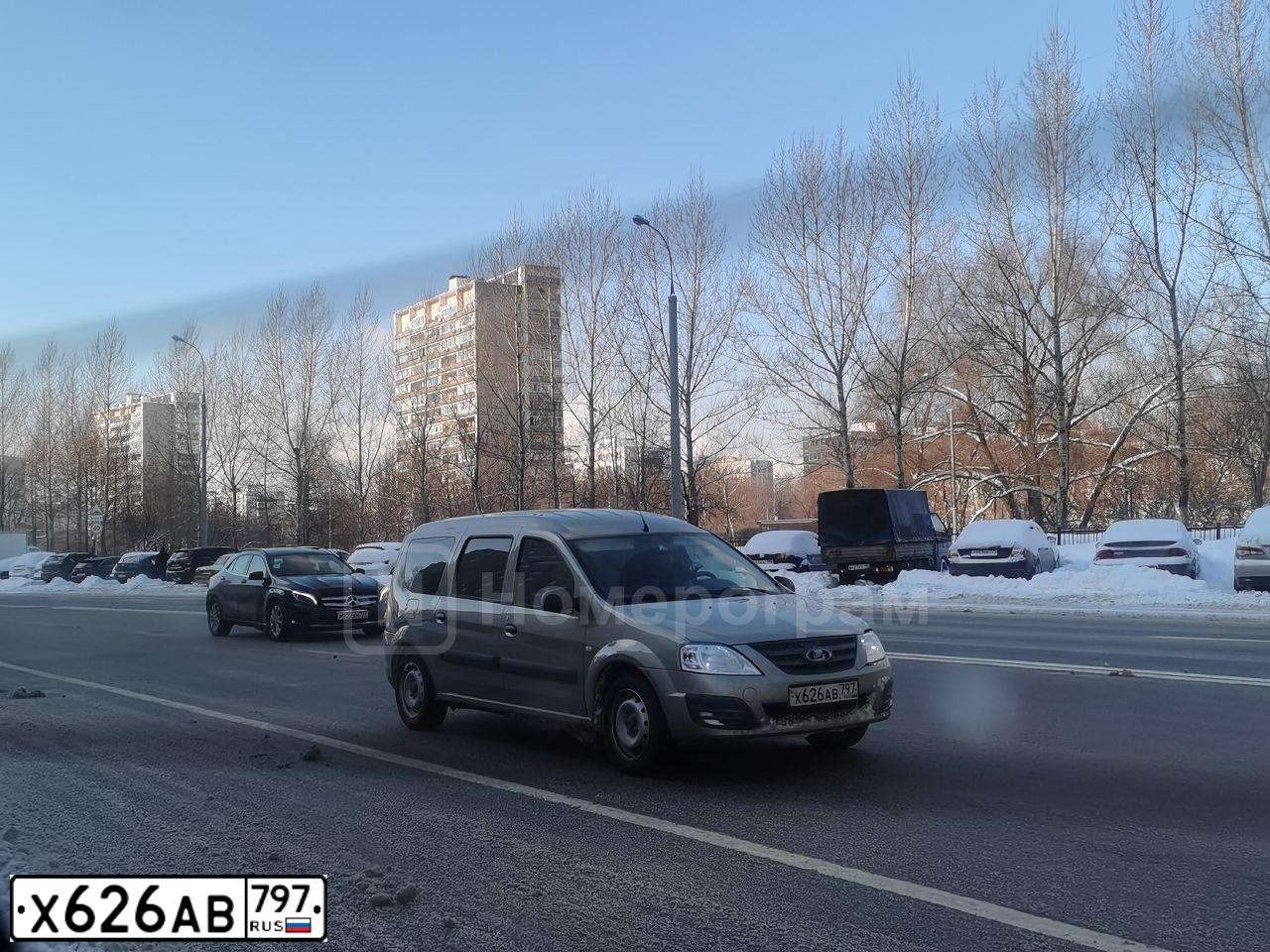 Фото автомобиля LADA LARGUS, 2020 — госномер Р252УК40. Цвет: СЕРЫЙ