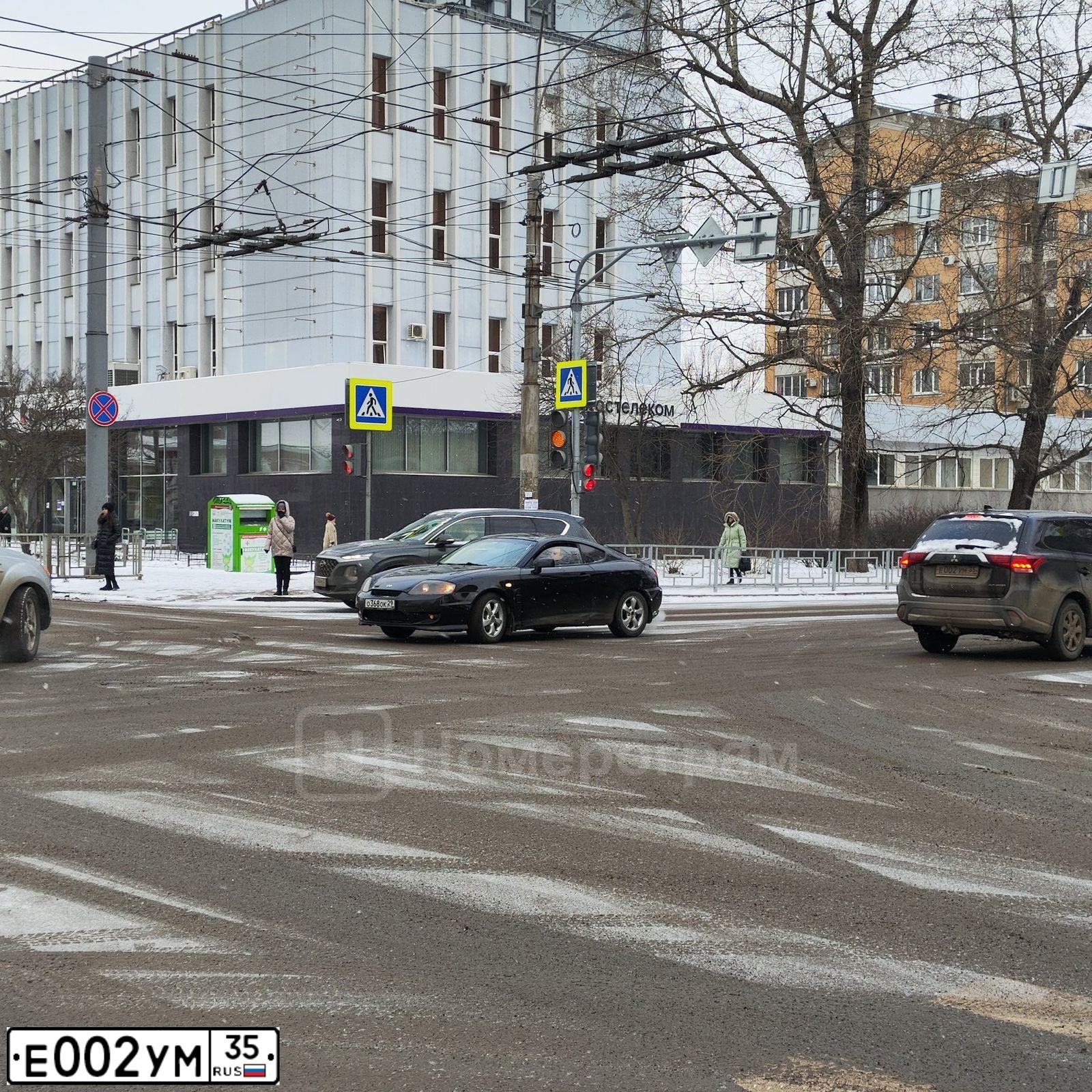 Фото автомобиля MITSUBISHI OUTLANDER, 2017 — госномер Е002УМ35. Цвет: ЧЕРНЫЙ