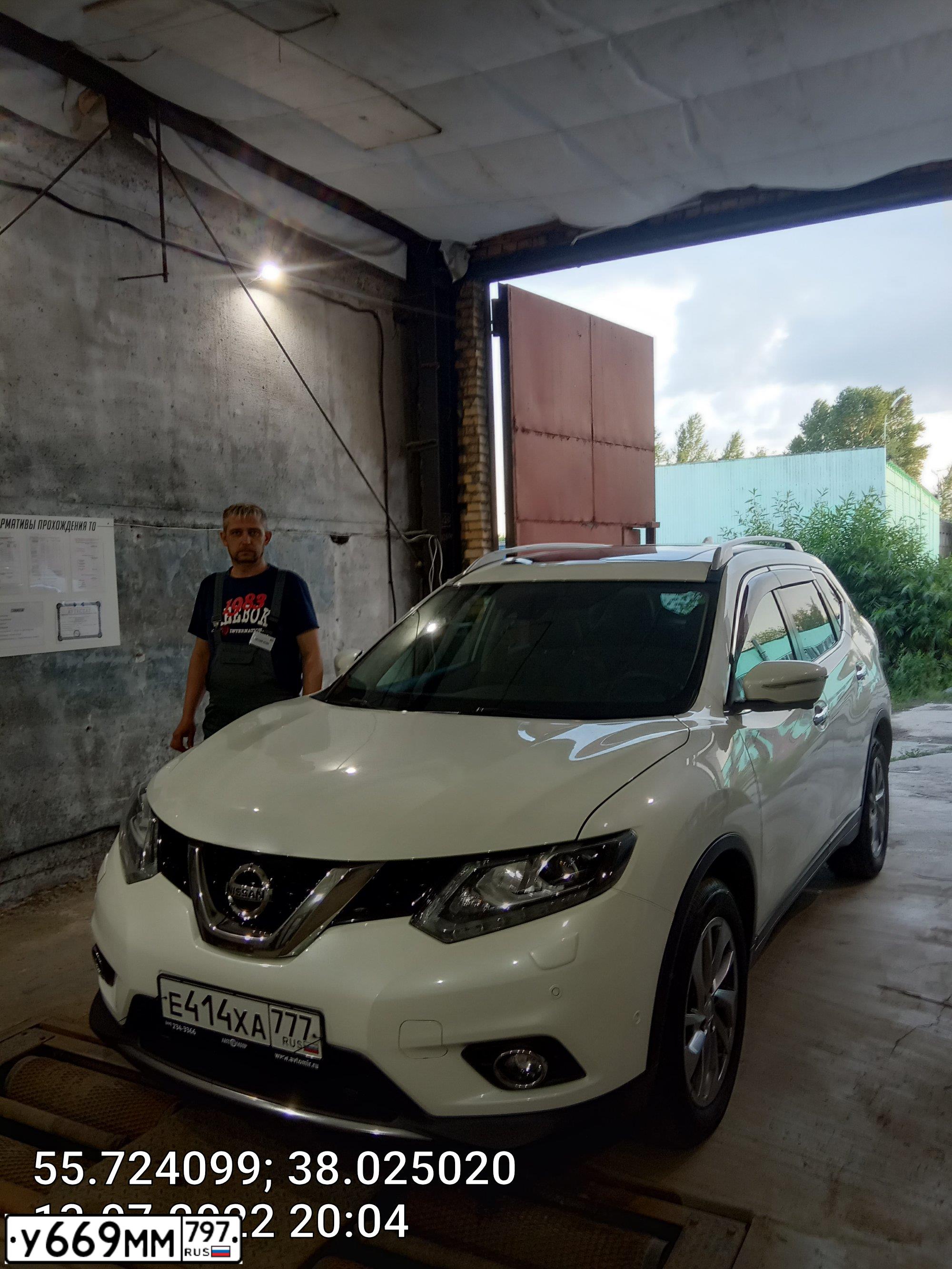 Фото автомобиля NISSAN X-TRAIL, 2017 — госномер Е414ХА777. Цвет: Белый