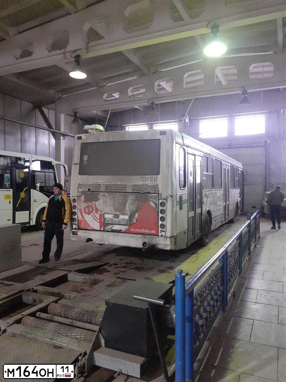 Фото автомобиля LIAZ 5256, 2009 — госномер М164ОН11. Цвет: БЕЛО-ЗЕЛЕНЫЙ