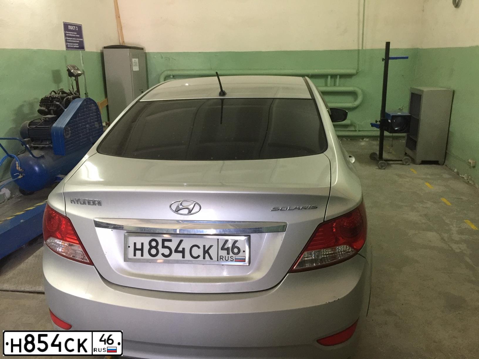 Фото автомобиля HYUNDAI SOLARIS, 2014 — госномер Н854СК46. Цвет: серебристый