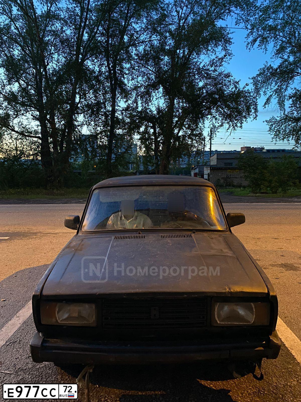 Фото автомобиля LADA 2105, 2001 — госномер Е977СС72. Цвет: БЕЛЫЙ