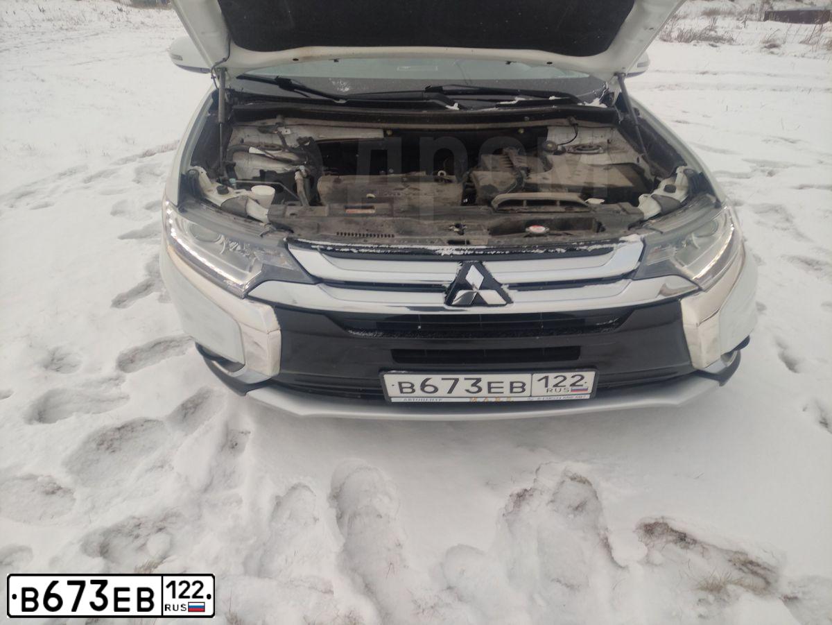 Фото автомобиля MITSUBISHI OUTLANDER, 2015 — госномер В673ЕВ122. Цвет: Белый