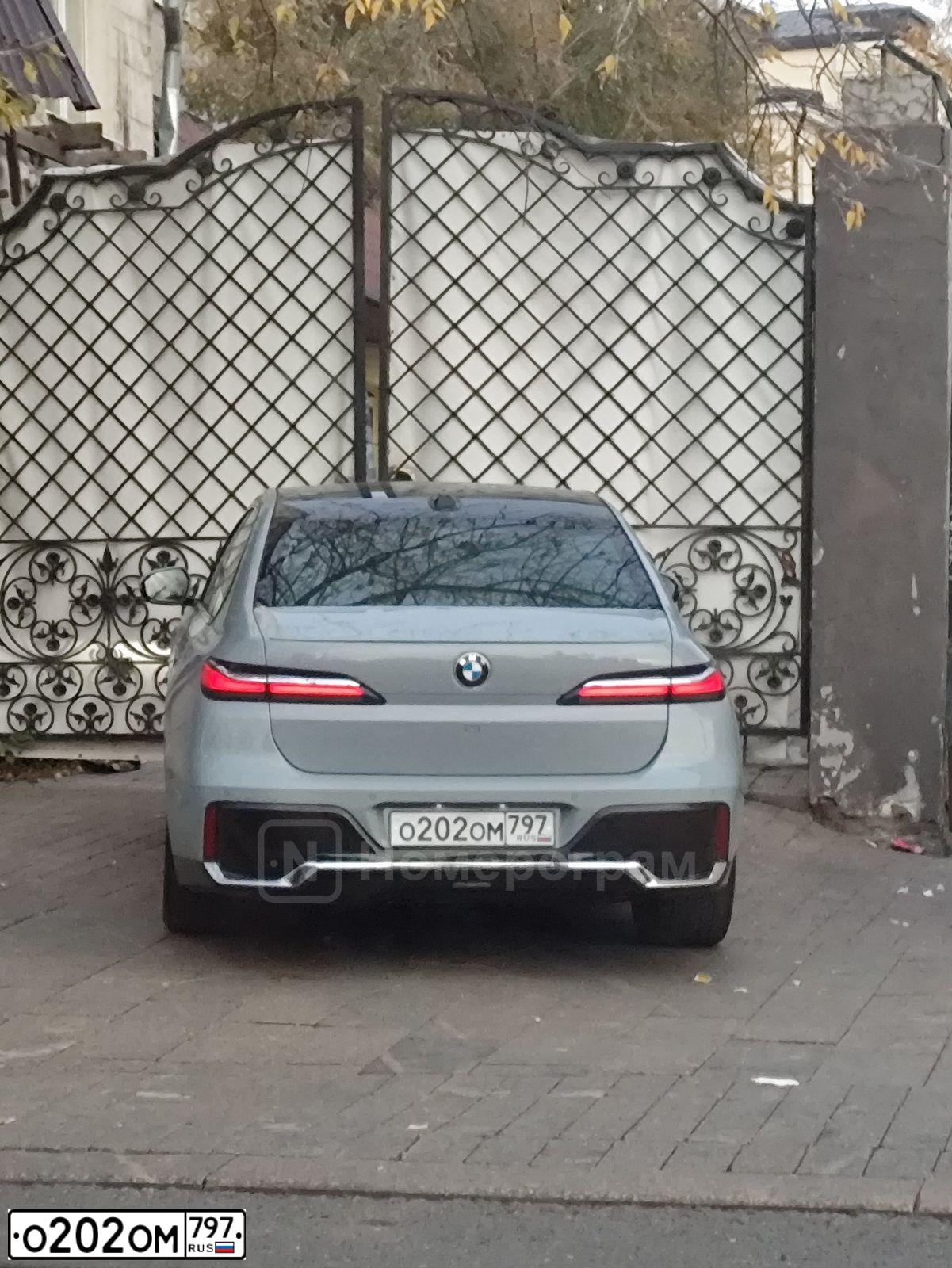 Фото автомобиля BMW 740I, 2022 — госномер О202ОМ797. Цвет: СЕРЫЙ