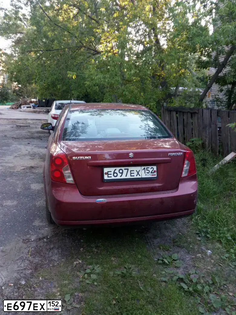 Фото автомобиля SUZUKI FORENZA, 2004 — госномер Р161ТН33. Цвет: БОРДОВЫЙ