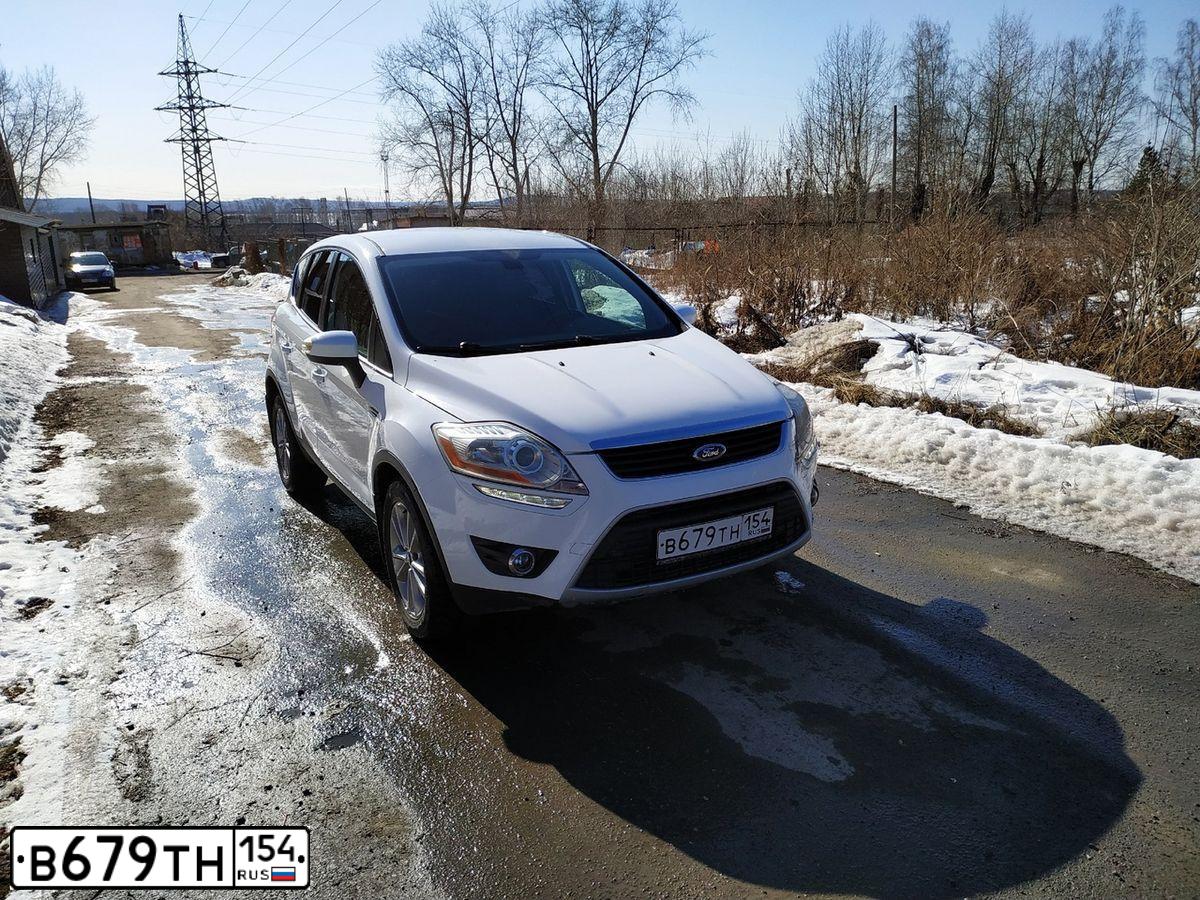 Фото автомобиля FORD KUGA, 2012 — госномер М352РО196. Цвет: Белый