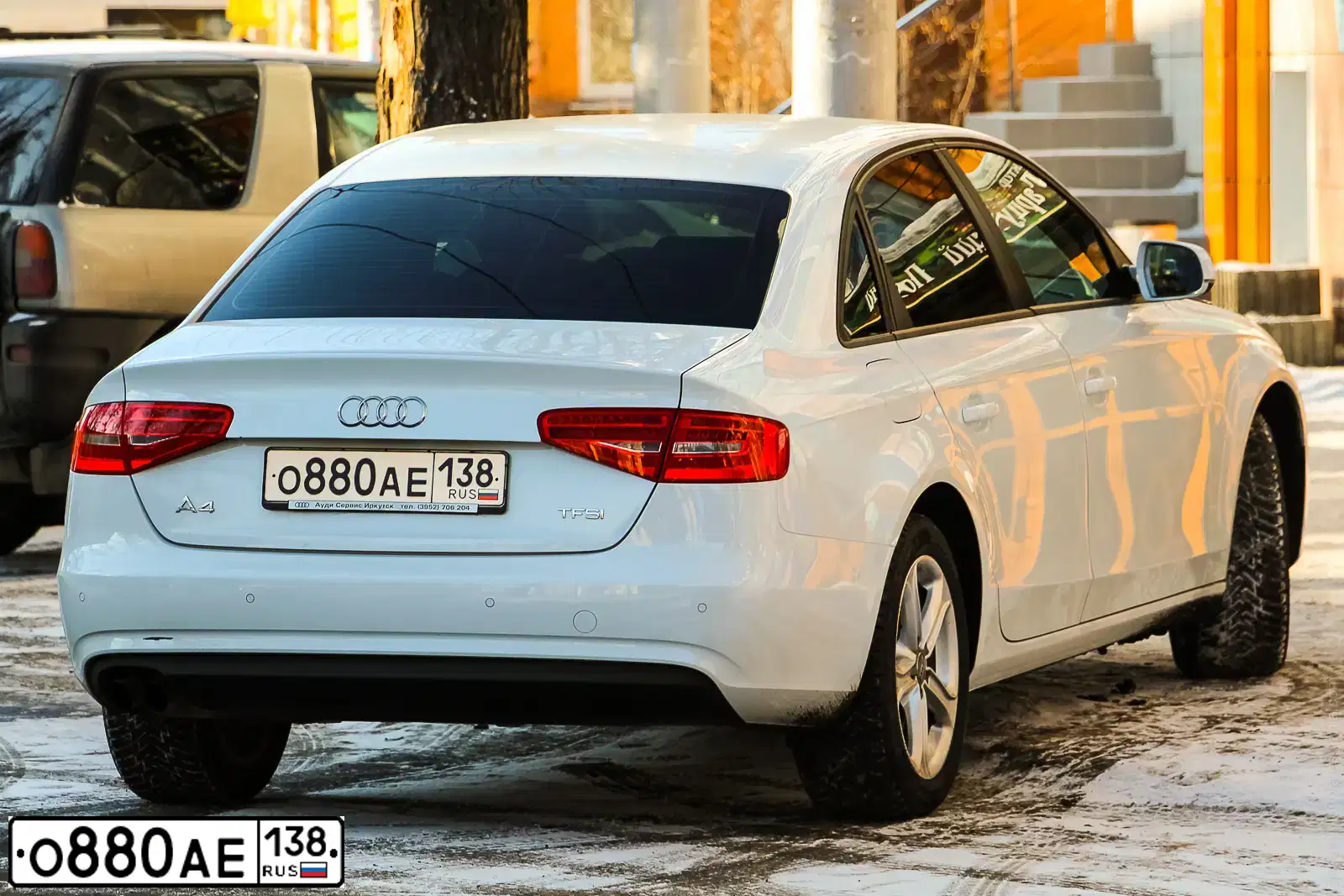 Фото автомобиля AUDI A4, 2012 — госномер О880АЕ138. Цвет: БЕЛЫЙ