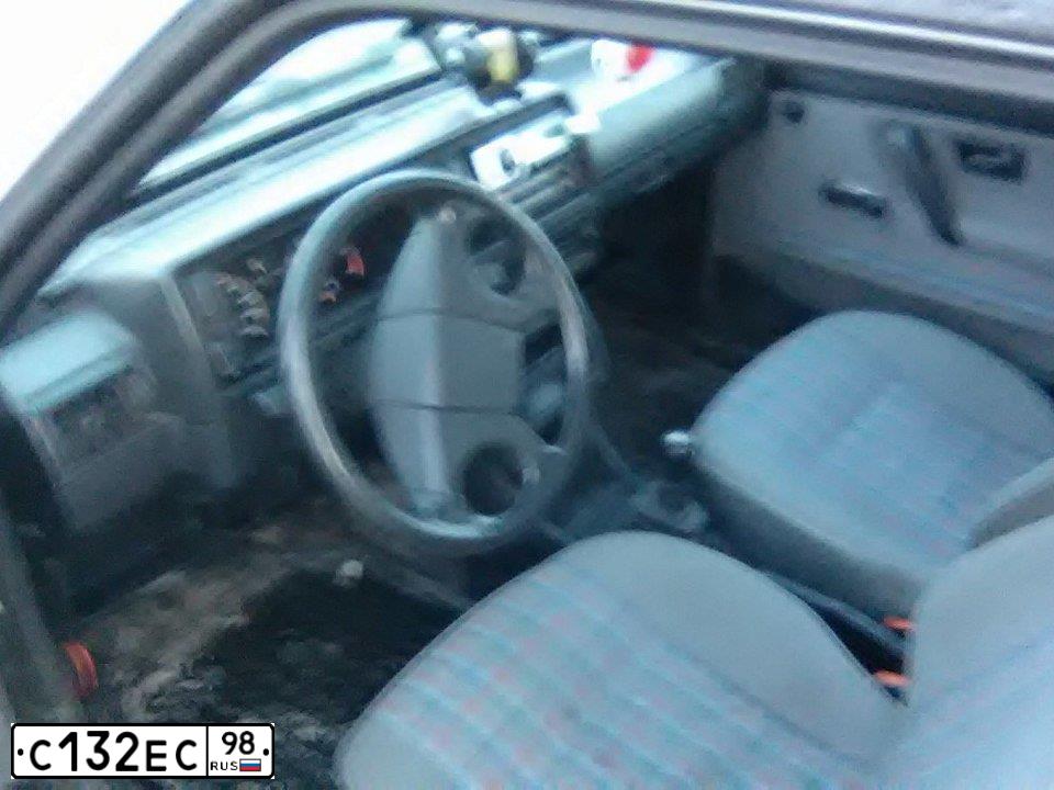 Фото автомобиля VOLKSWAGEN GOLF, 1989 — госномер С132ЕС98. Цвет: СЕРЫЙ