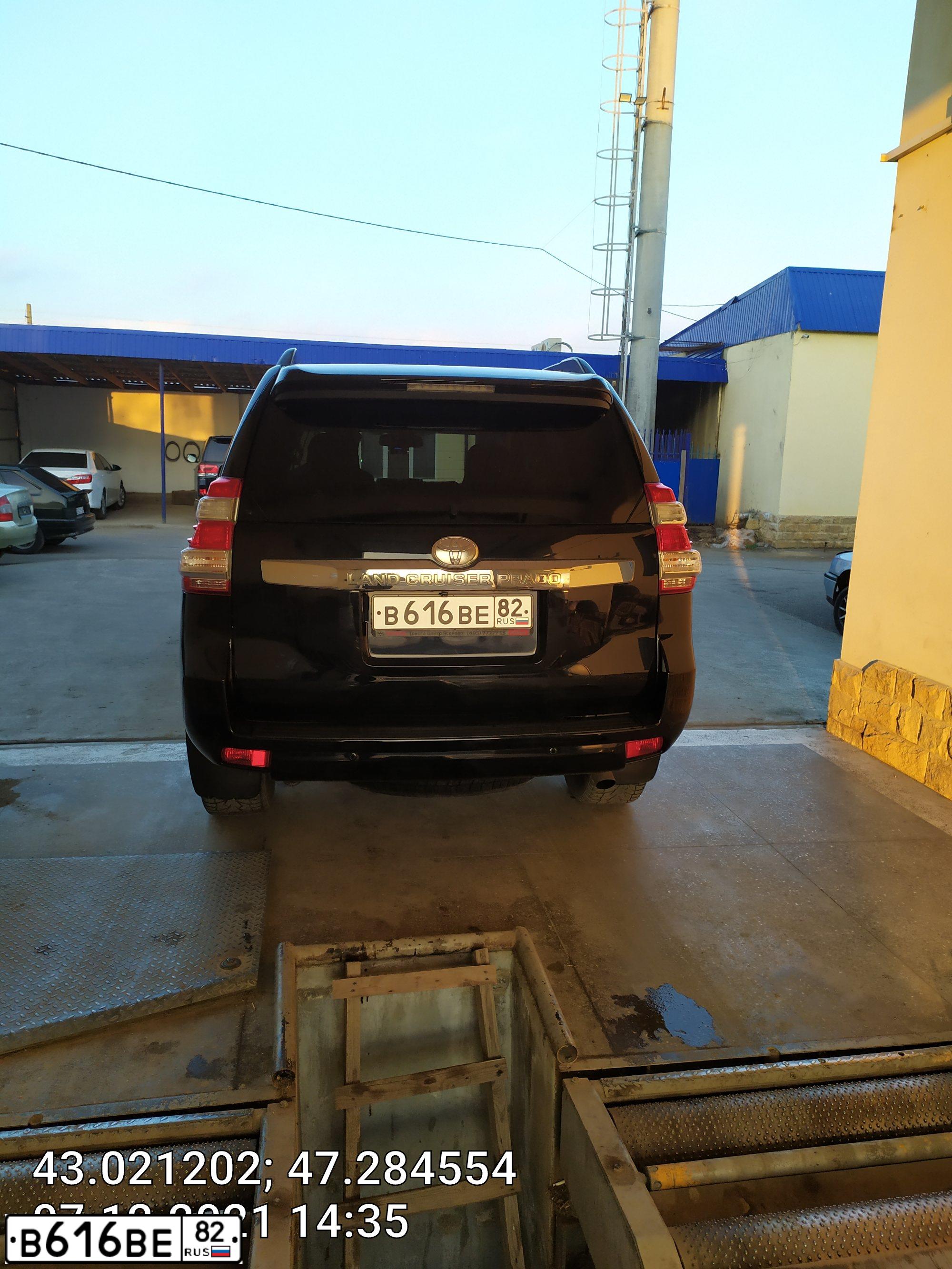 Фото автомобиля TOYOTA LANDCRUISER, 2016 — госномер В616ВЕ82. Цвет: ЧЕРНЫЙ