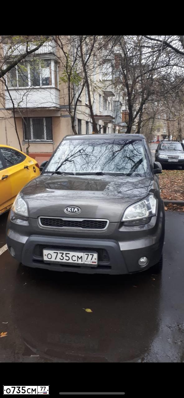 Фото автомобиля KIA SOUL, 2011 — госномер О735СМ77. Цвет: Коричневый