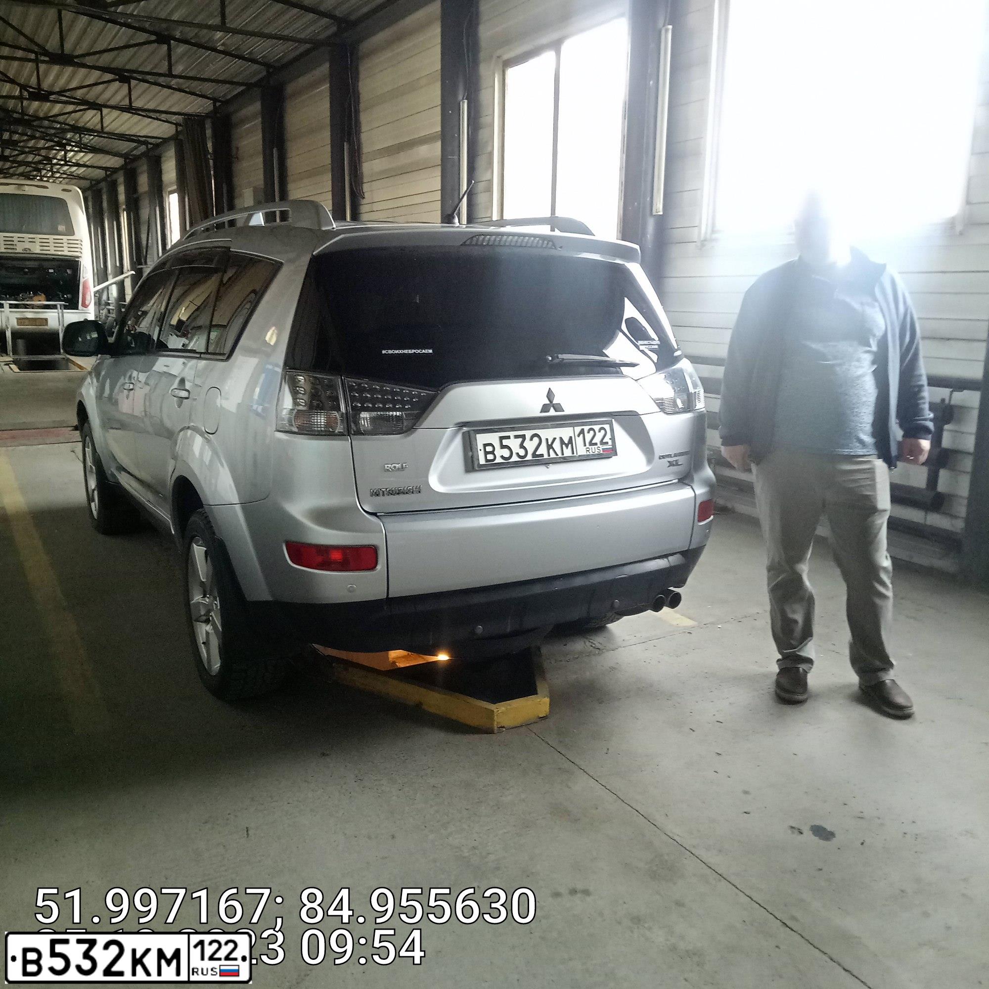 Фото автомобиля MITSUBISHI OUTLANDER, 2007 — госномер М111НЕ22. Цвет: СЕРЕБРИСТЫЙ