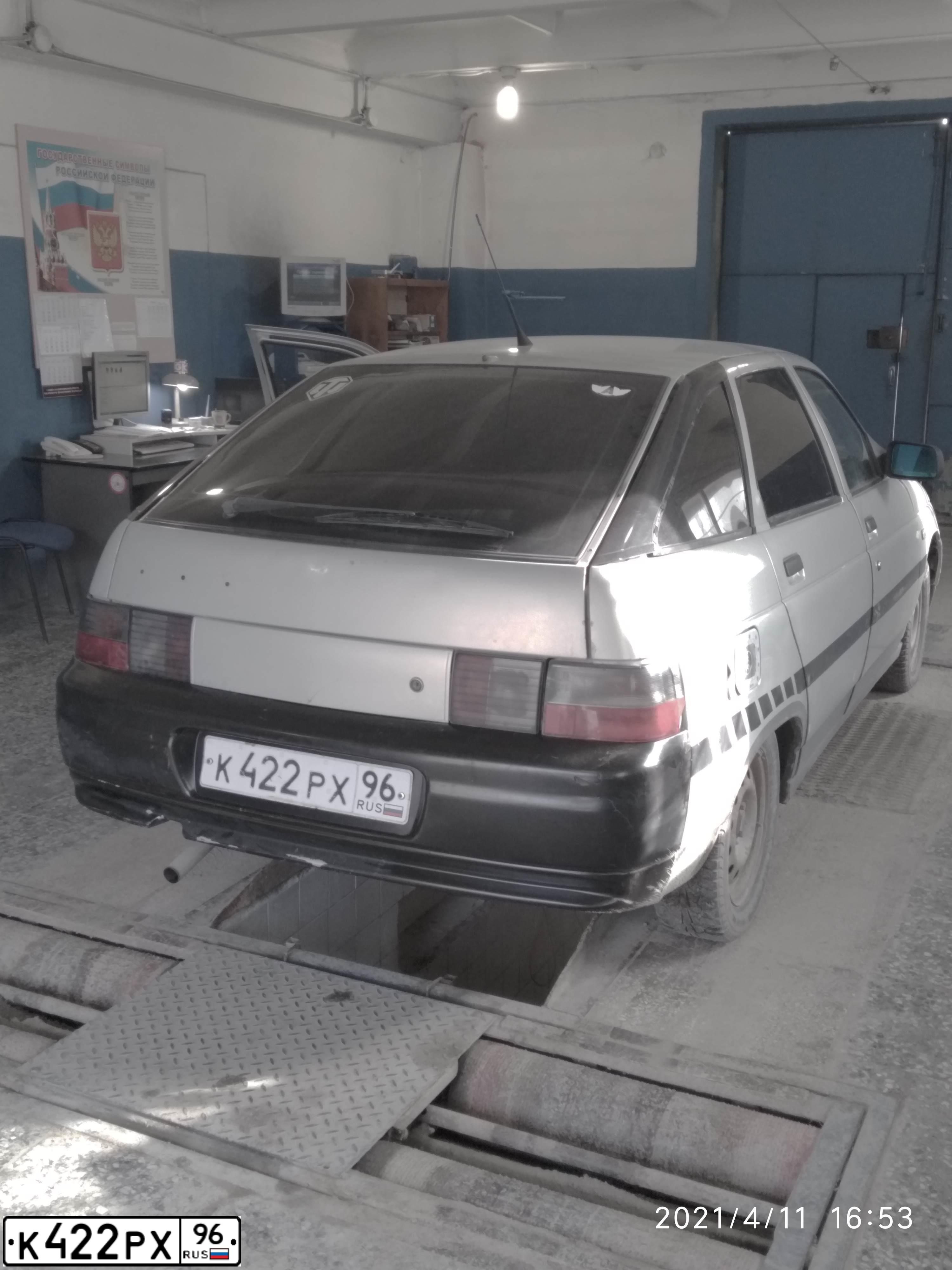 Фото автомобиля LADA 2112 LADA, 2003 — госномер К422РХ96. Цвет: ЖЕЛТО-ЗЕЛЕНЫЙ