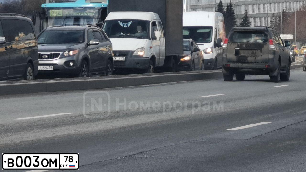 Фото автомобиля SKODA OCTAVIA, 2010 — госномер В003ОМ78. Цвет: ЧЕРНЫЙ