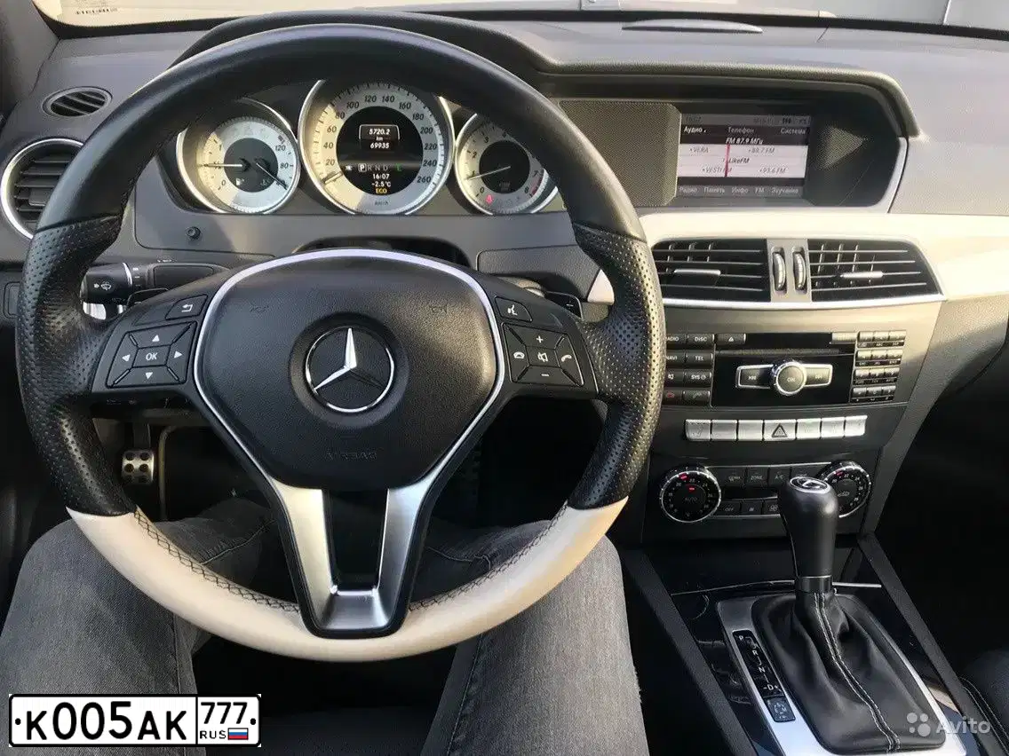 Фото автомобиля MERCEDES C-KLASSE, 2013 — госномер К005АК777. Цвет: ЧЕРНЫЙ