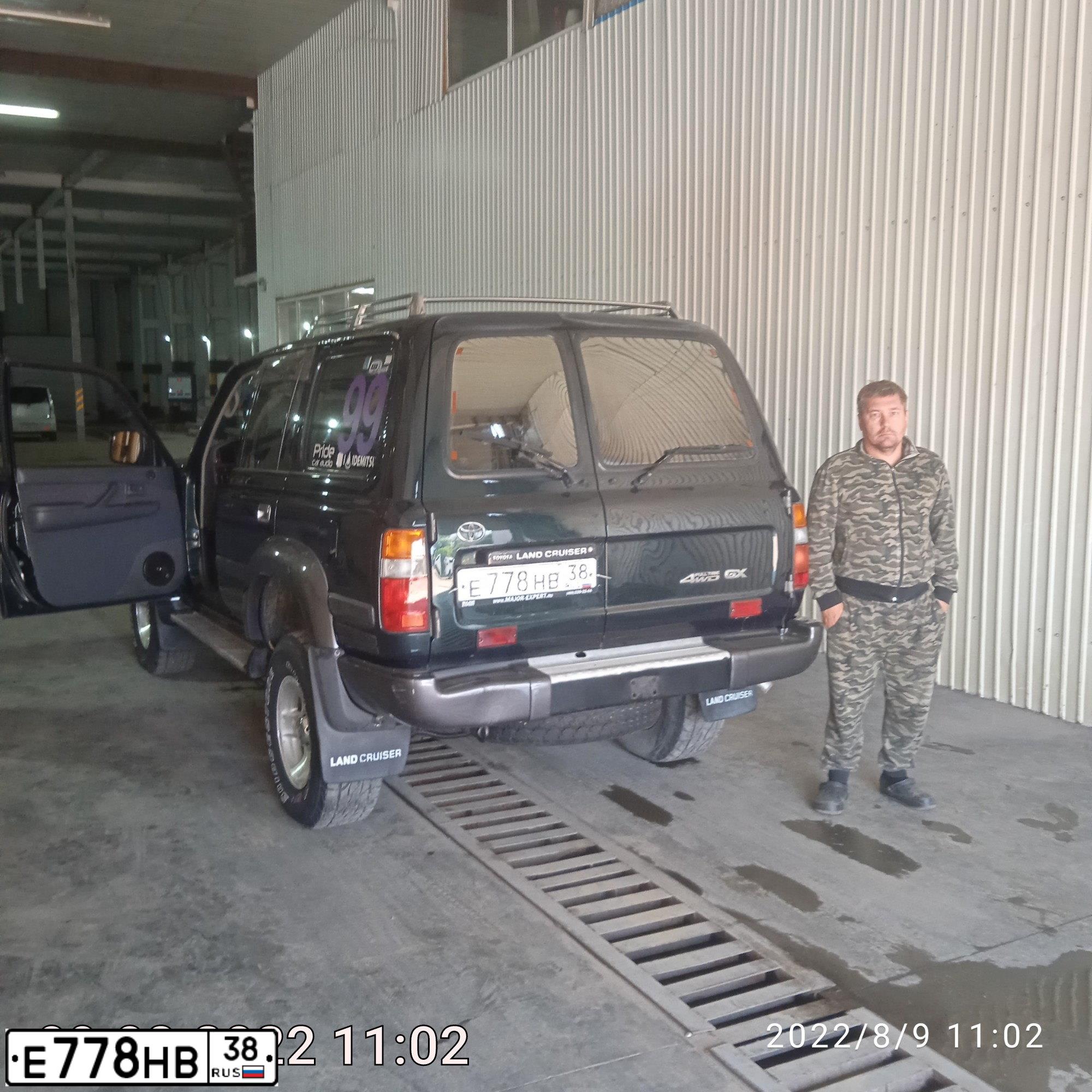 Фото автомобиля TOYOTA LANDCRUISER, 1997 — госномер Е999РО124. Цвет: Темно-зеленый