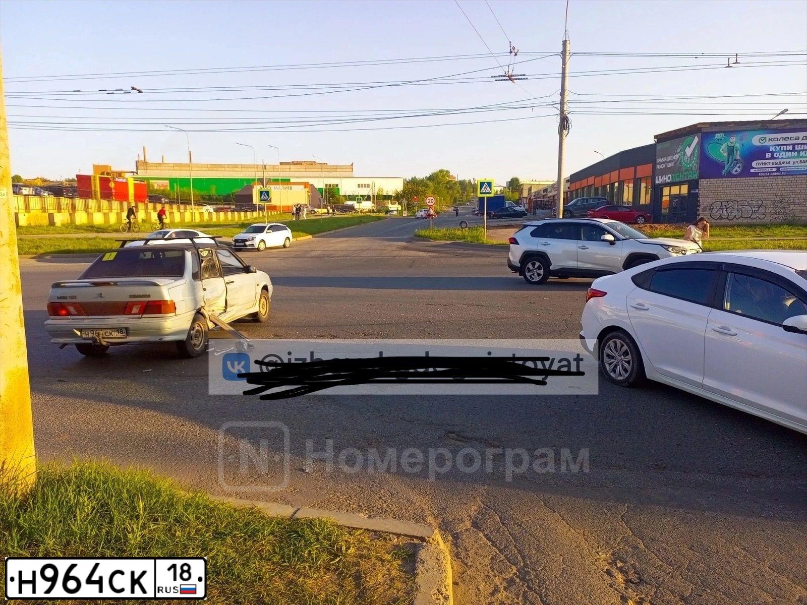 Фото автомобиля LADA 2115 SAMARA, 2004 — госномер Н964СК18. Цвет: Серебристо-Желтый