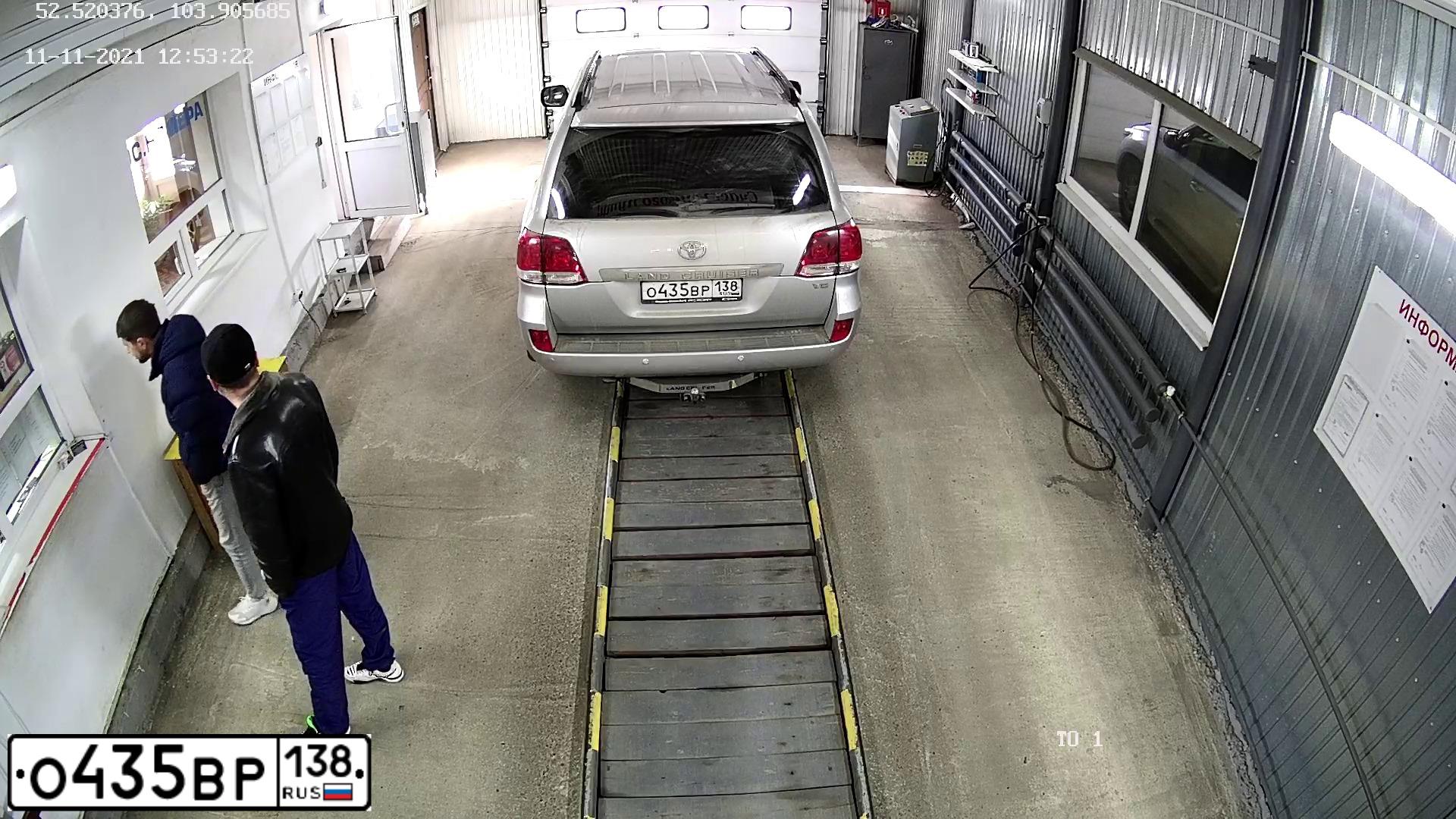 Фото автомобиля TOYOTA LANDCRUISER 200, 2009 — госномер У900АР138. Цвет: Серебристый