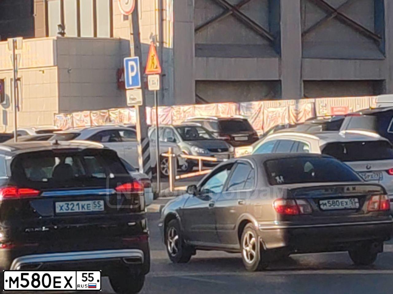 Фото автомобиля NISSAN SUNNY, 2000 — госномер М580ЕХ55. Цвет: ТЕМНО-СЕРЫЙ
