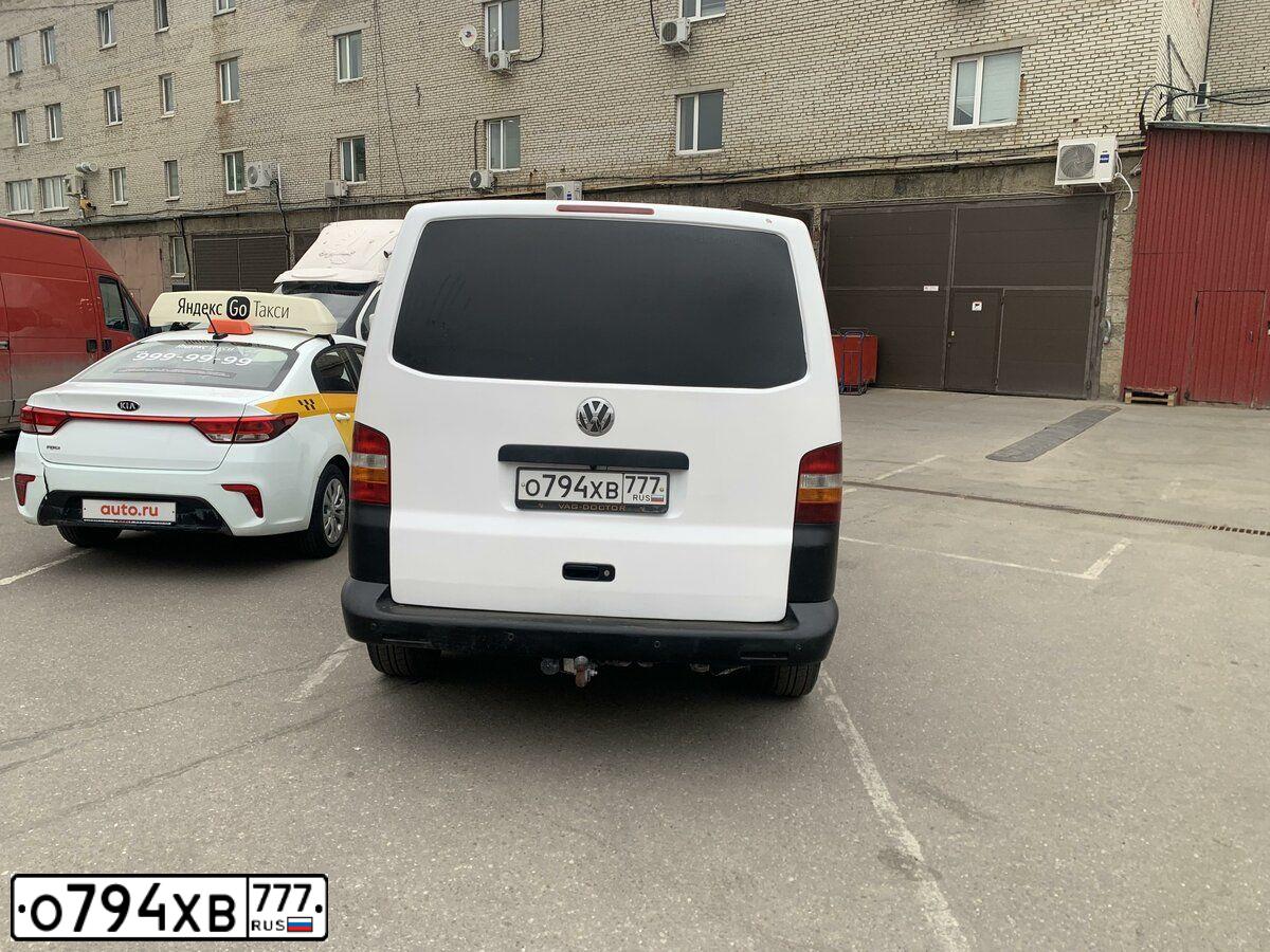Фото автомобиля VOLKSWAGEN TRANSPORTER, 2007 — госномер Е348УО177. Цвет: СЕРО-БЕЛЫЙ