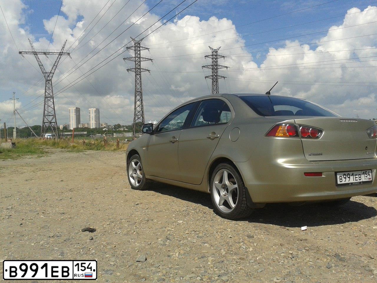 Фото автомобиля MITSUBISHI LANCER, 2010 — госномер С311ОН70. Цвет: БЕЖЕВЫЙ