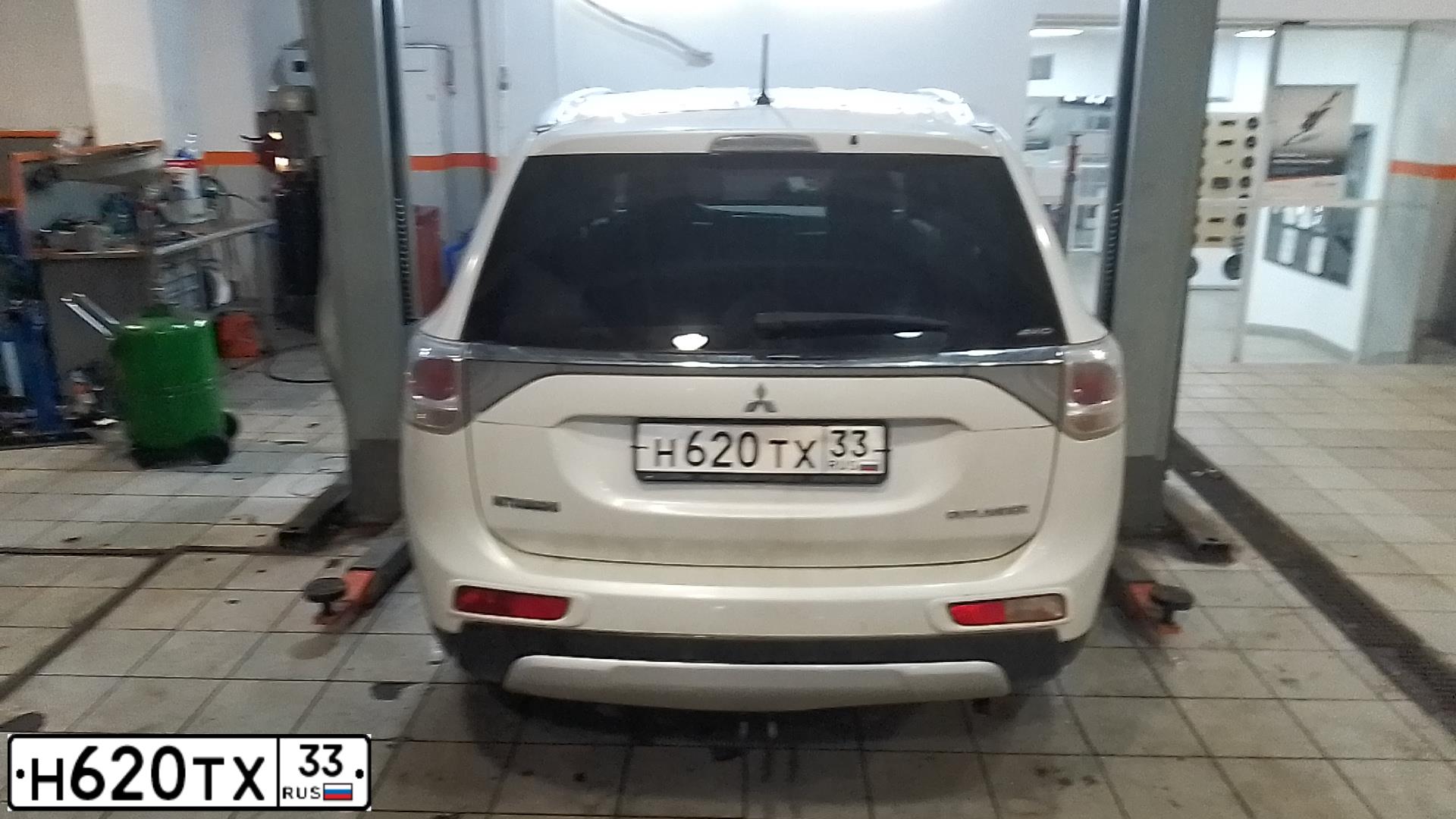 Фото автомобиля MITSUBISHI OUTLANDER, 2014 — госномер Н620ТХ33. Цвет: Белый