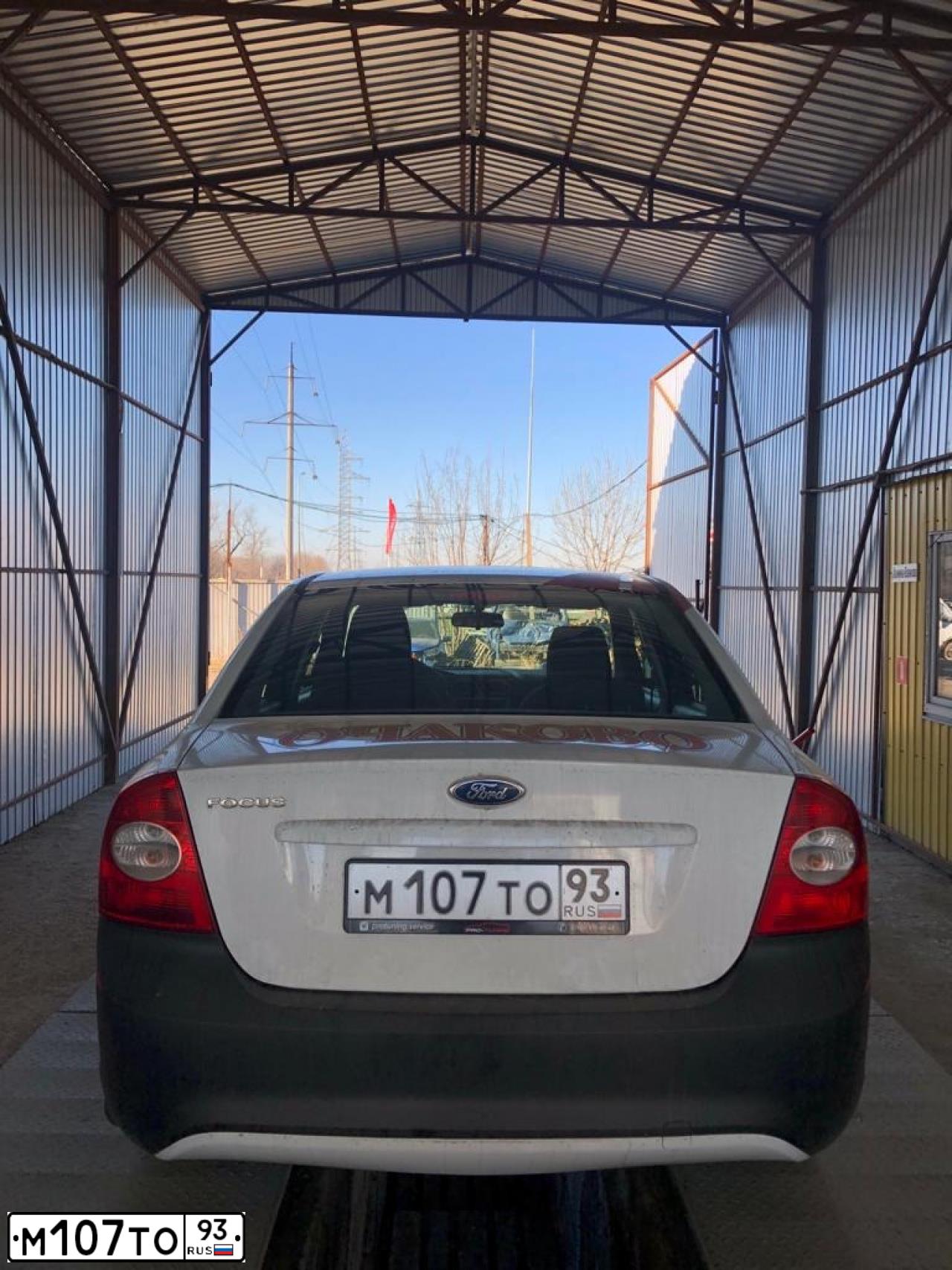Фото автомобиля FORD FOCUS, 2010 — госномер М107ТО93. Цвет: БЕЛЫЙ