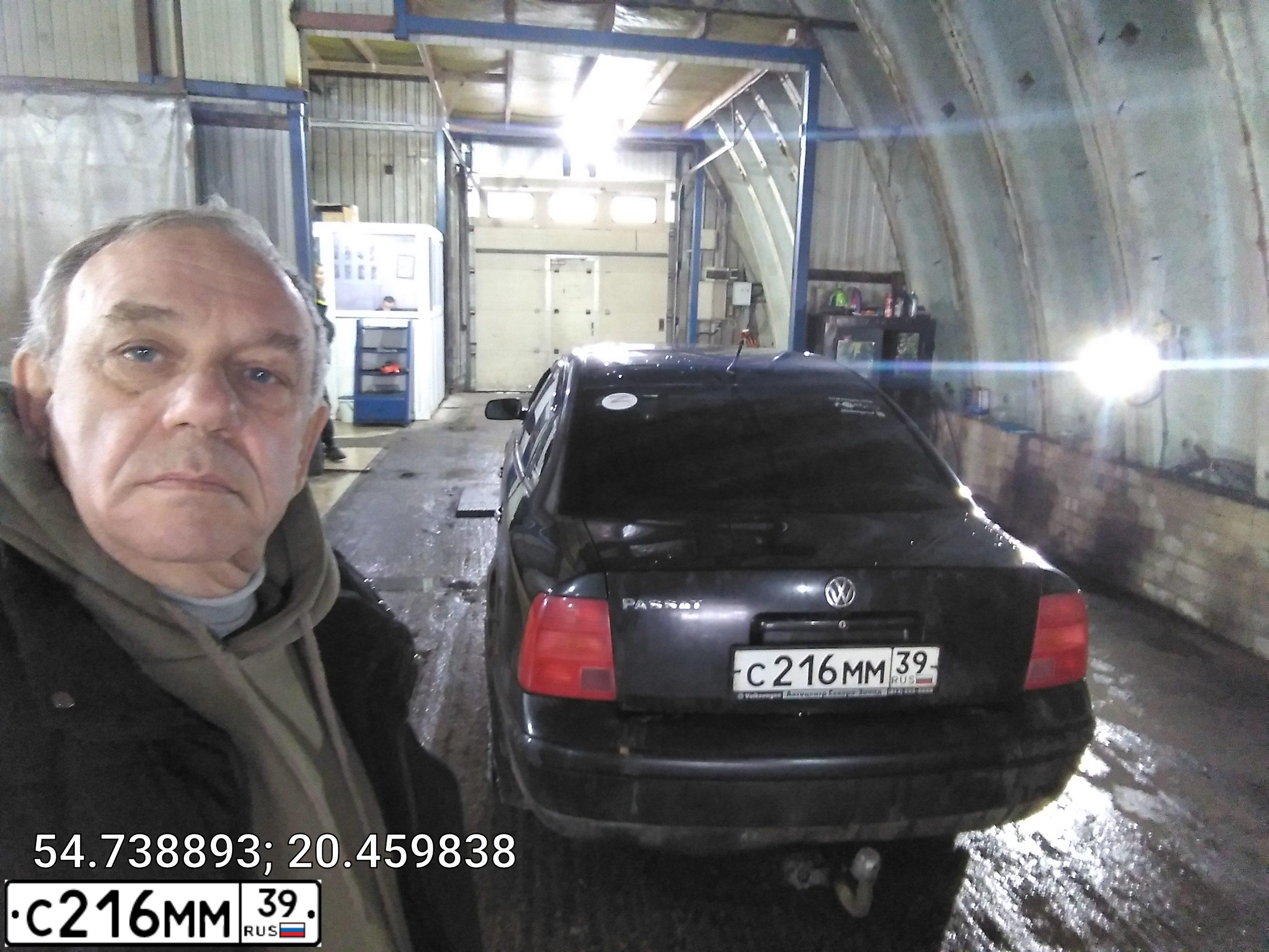 Фото автомобиля VOLKSWAGEN PASSAT, 1999 — госномер С216ММ39. Цвет: ЧЕРНЫЙ