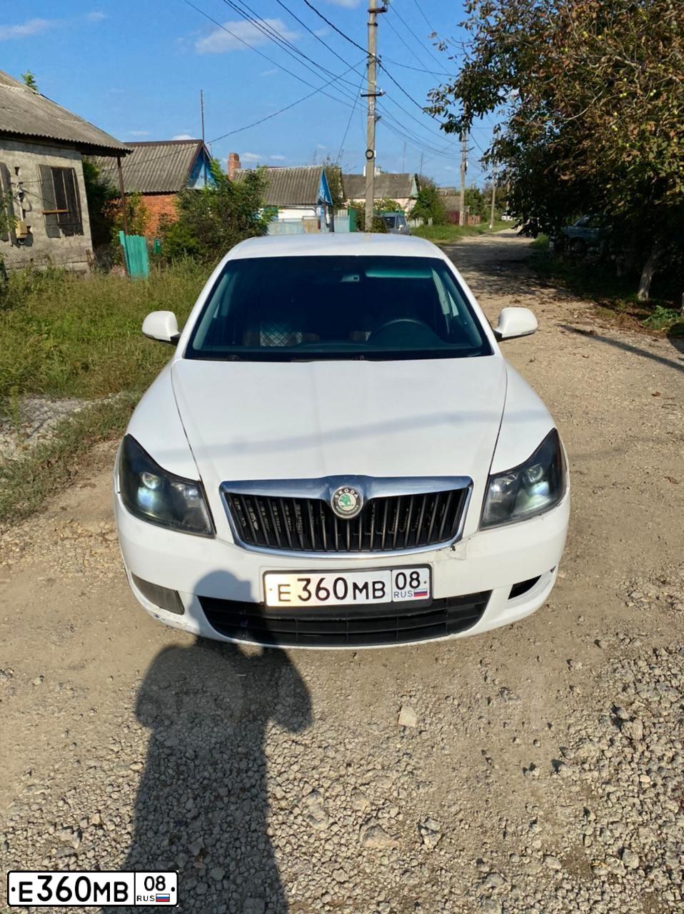 Фото автомобиля SKODA OCTAVIA, 2012 — госномер О618КС799. Цвет: Белый