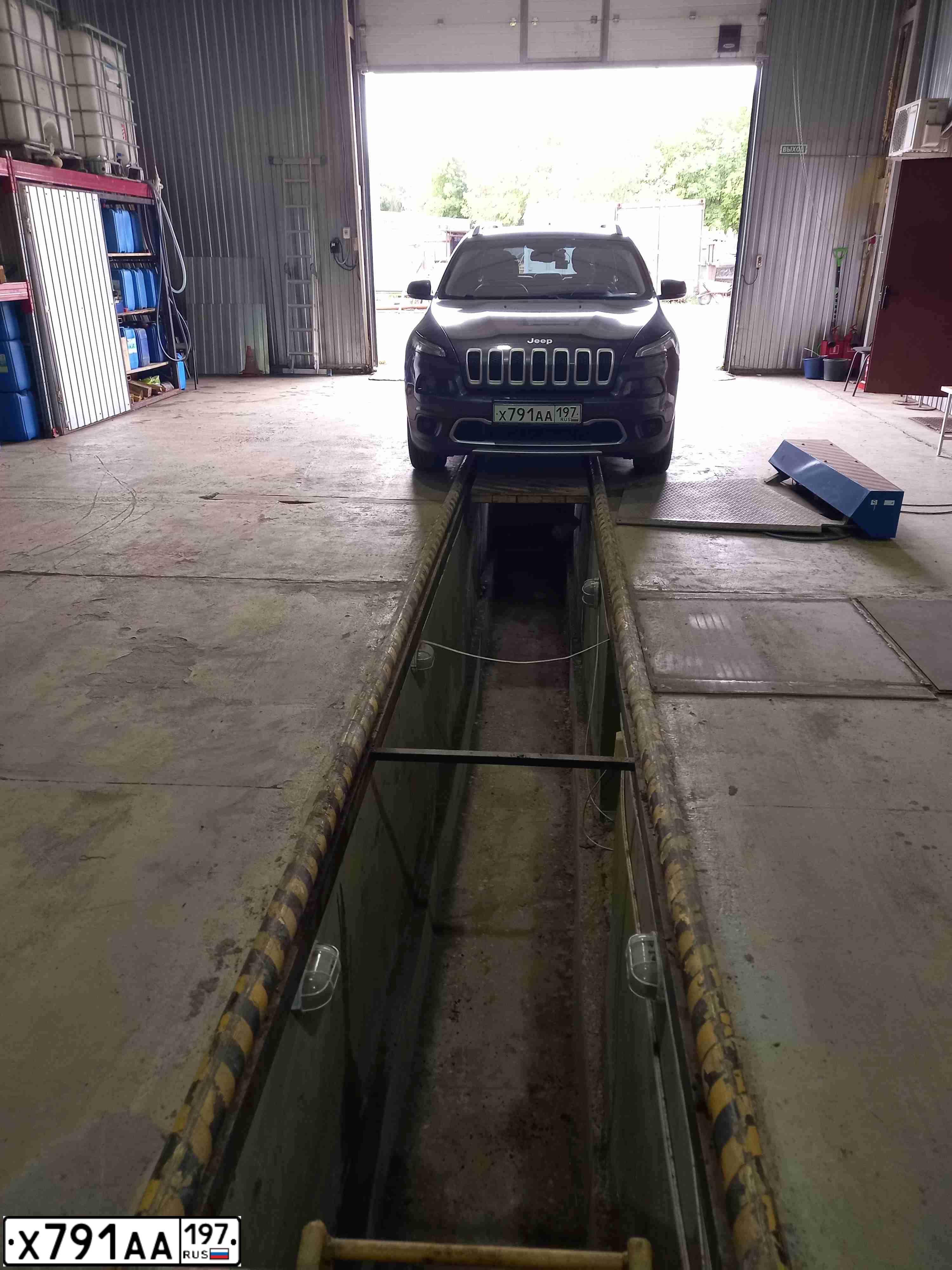 Фото автомобиля LANDROVER FREELANDER, 2011 — госномер В005КУ197. Цвет: СЕРЫЙ