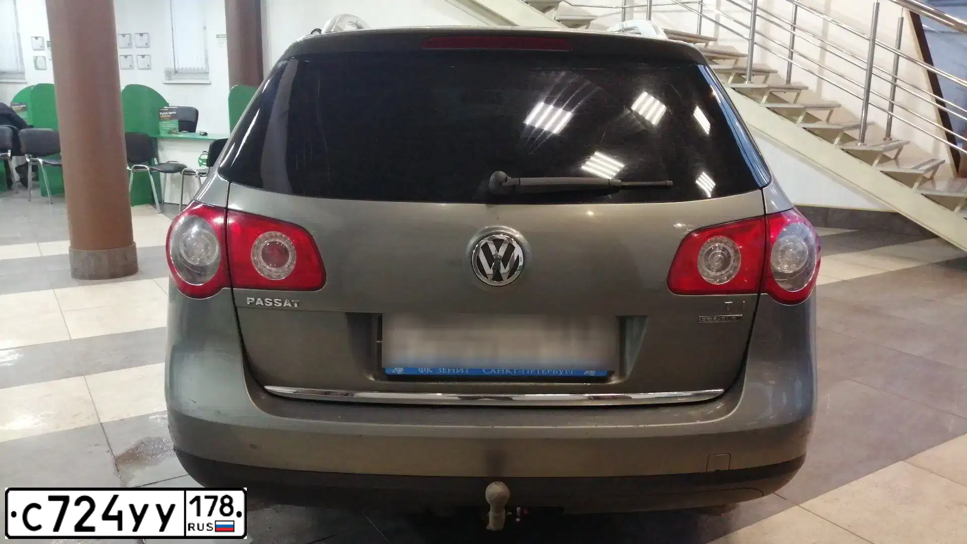 Фото автомобиля VOLKSWAGEN PASSAT, 2009 — госномер К371ЕН198. Цвет: СЕРЫЙ