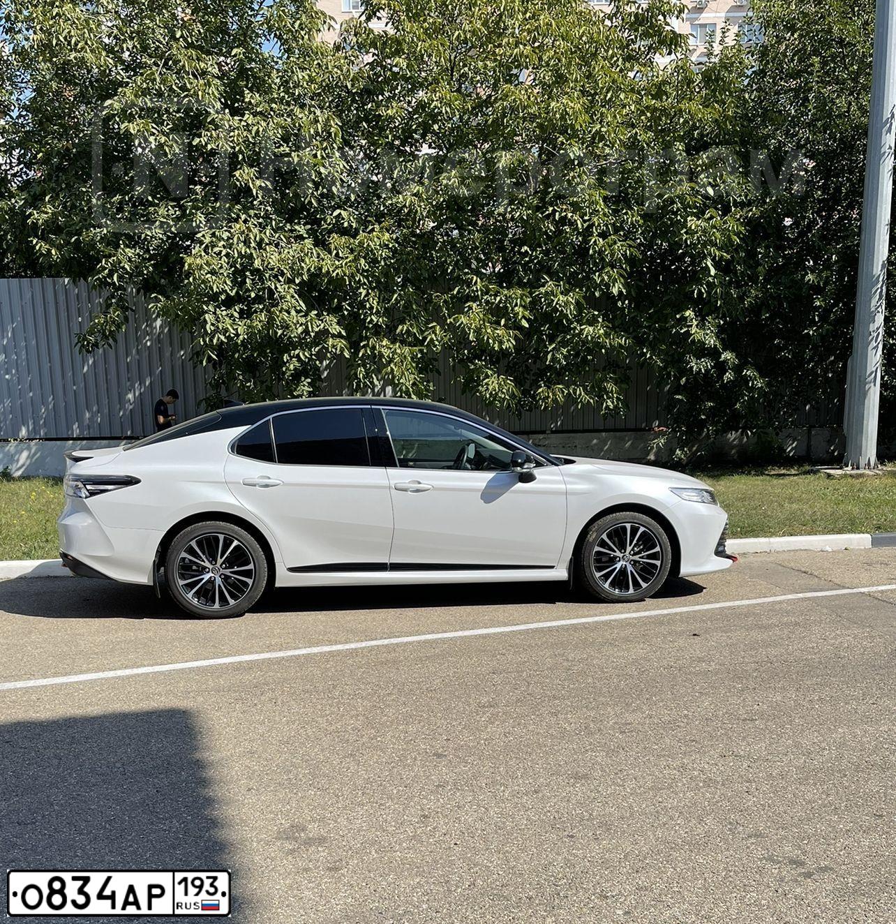 Фото автомобиля TOYOTA CAMRY, 2020 — госномер О834АР193. Цвет: Белый черный 