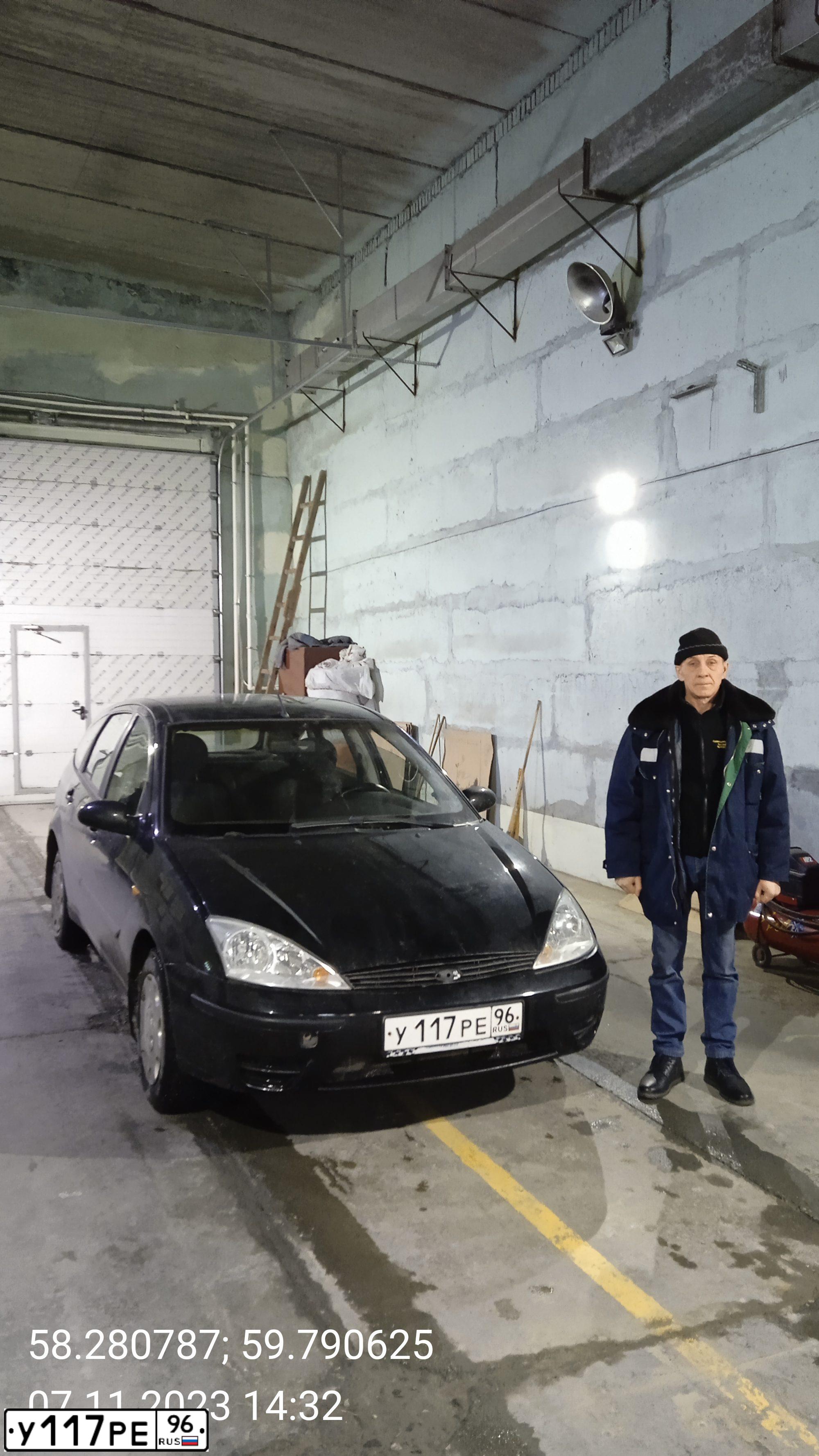 Фото автомобиля FORD FOCUS, 2003 — госномер У117РЕ96. Цвет: ЧЕРНЫЙ