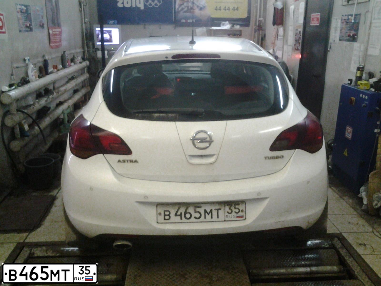 Фото автомобиля OPEL ASTRA, 2011 — госномер В465МТ35. Цвет: БЕЛЫЙ