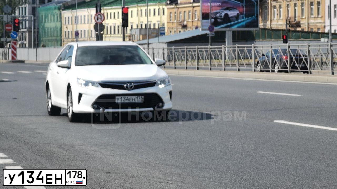 Фото автомобиля TOYOTA CAMRY, 2015 — госномер У134ЕН178. Цвет: БЕЛЫЙ