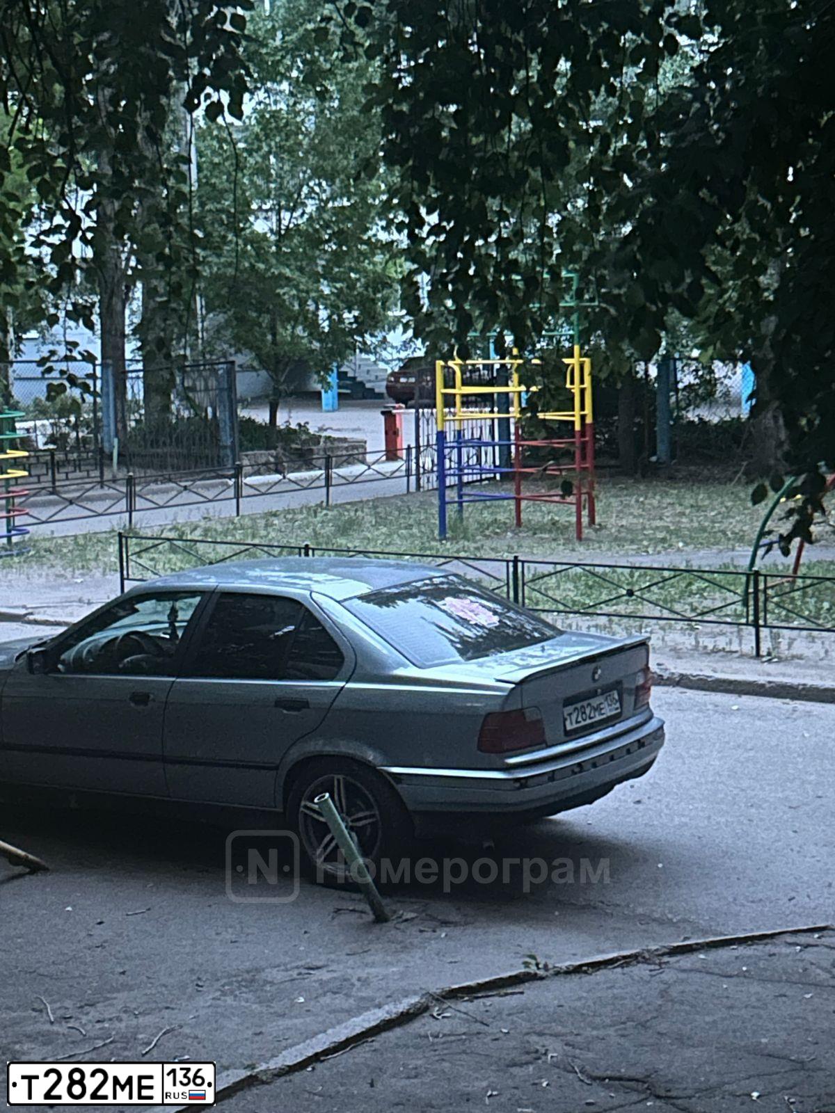 Фото автомобиля BMW SERIE 3, 1993 — госномер Т282МЕ136. Цвет: Серый