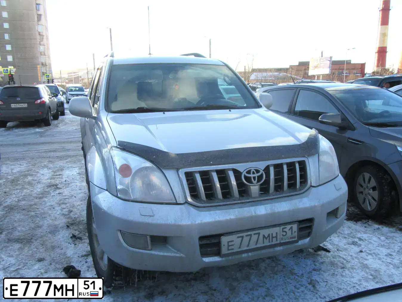 Фото автомобиля TOYOTA LANDCRUISER, 2006 — госномер Е777МН51. Цвет: СЕРЕБРИСТЫЙ