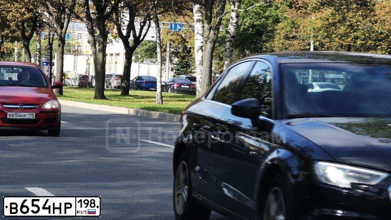 Фото автомобиля OPEL CORSA, 2004 — госномер Т164ОВ198. Цвет: Красный