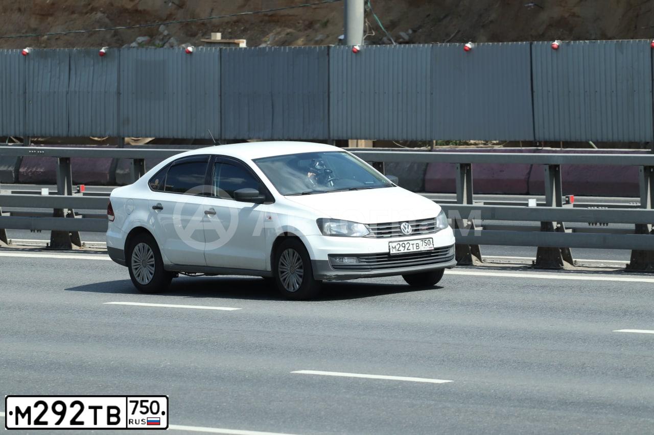 Фото автомобиля VOLKSWAGEN POLO, 2018 — госномер М292ТВ750. Цвет: БЕЛЫЙ ЖЕЛТЫЙ СЕРЫЙ