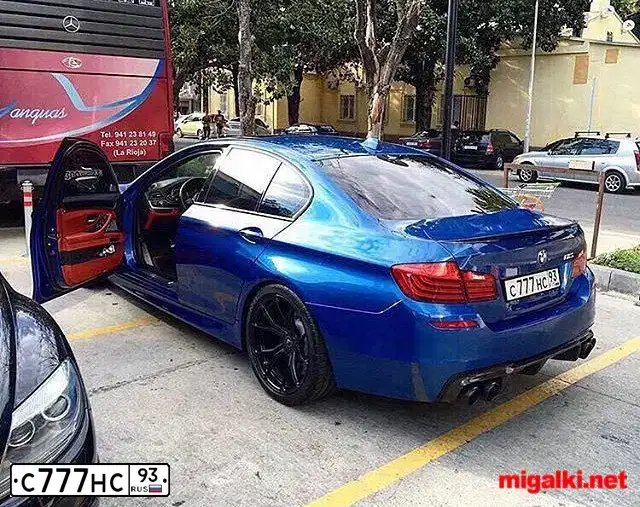 Фото автомобиля PORSCHE PANAMERA, 2017 — госномер Р404РХ46. Цвет: ЧЕРНЫЙ