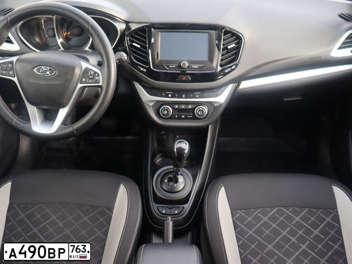 Фото автомобиля LADA VESTA, 2018 — госномер Е580НК138. Цвет: Коричневый