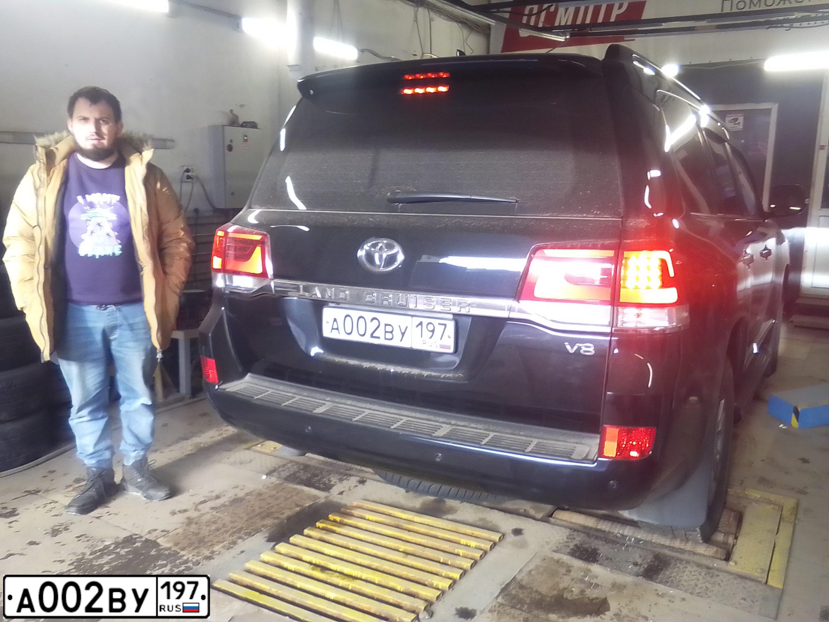 Фото автомобиля TOYOTA LANDCRUISER, 2008 — госномер Р500УК31. Цвет: ЧЕРНЫЙ