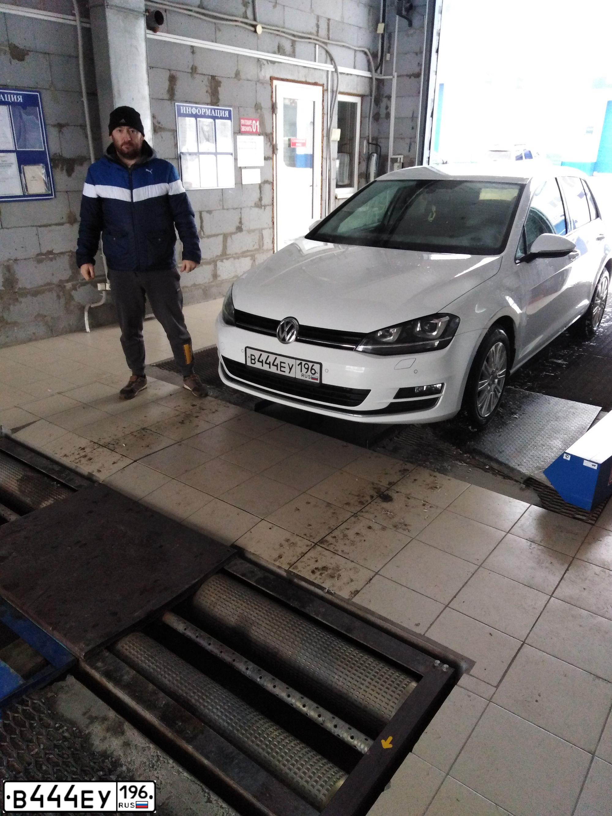 Фото автомобиля VOLKSWAGEN GOLF, 2014 — госномер В444ЕУ196. Цвет: Белый