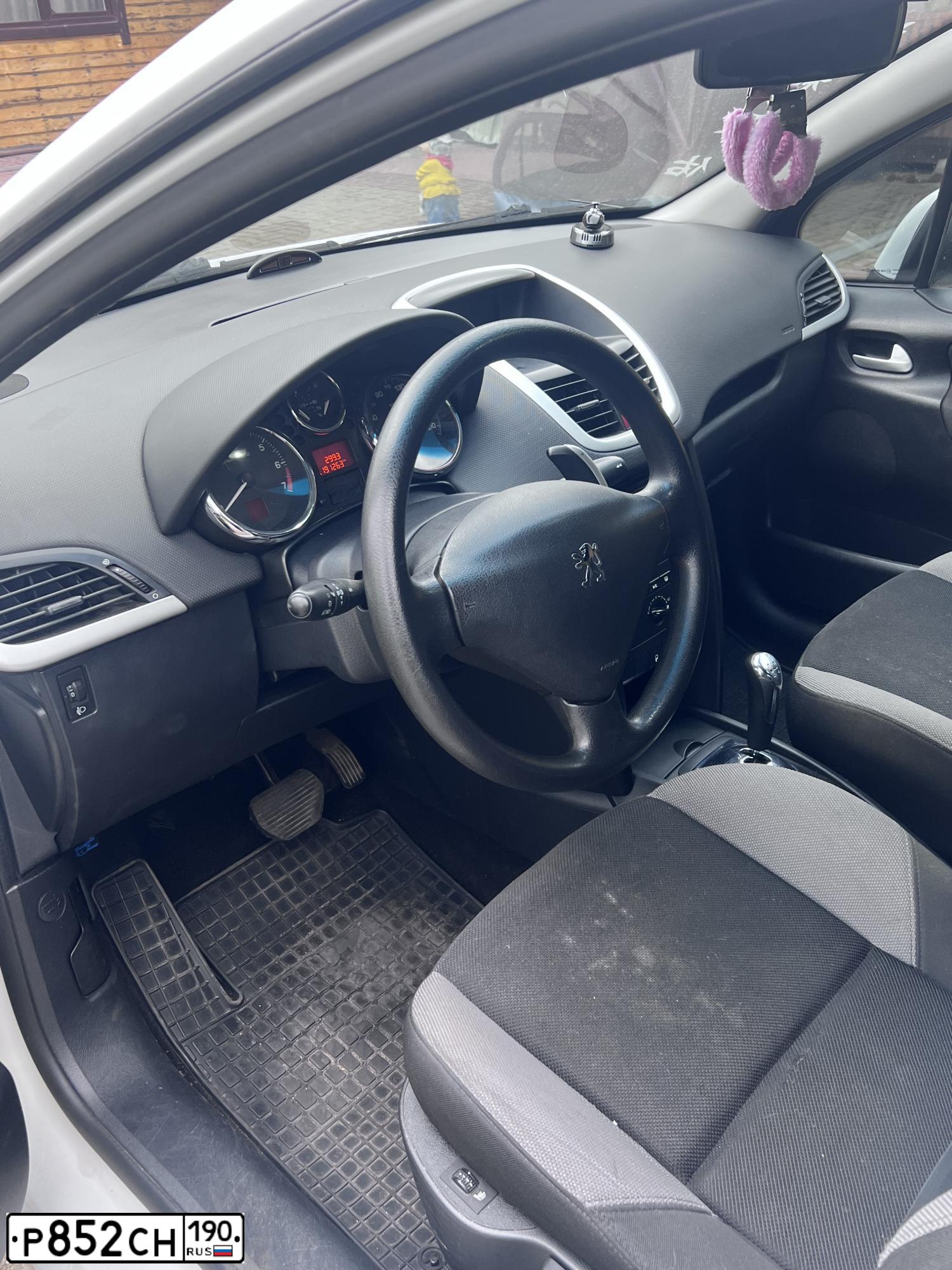 Фото автомобиля PEUGEOT 207, 2008 — госномер Р852СН190. Цвет: Белый