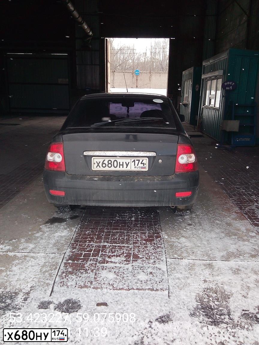 Фото автомобиля LADA 2172 PRIORA, 2011 — госномер Х680НУ174. Цвет: Сине-Черный
