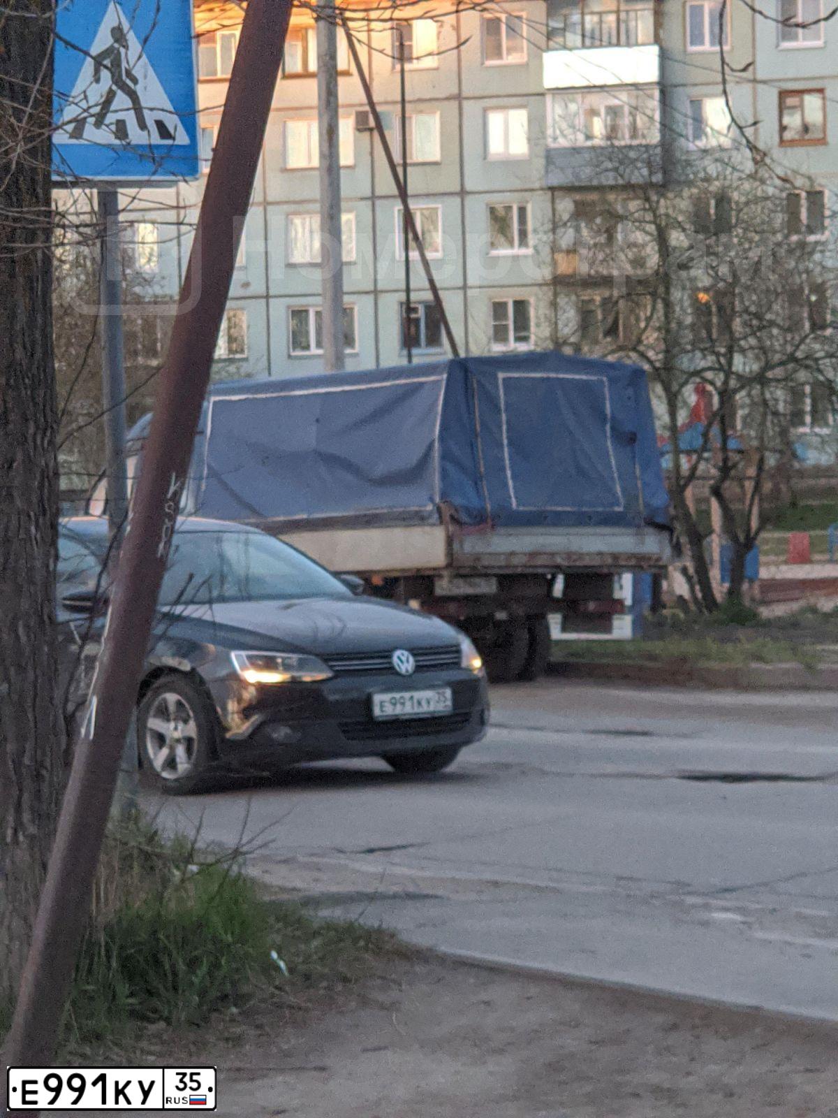 Фото автомобиля VOLKSWAGEN JETTA, 2013 — госномер Е991КУ35. Цвет: ЧЕРНЫЙ
