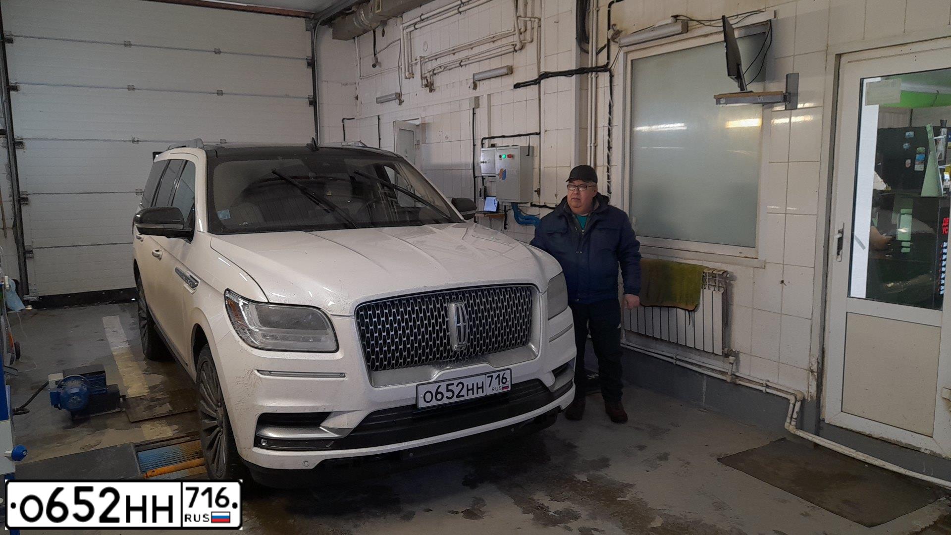 Фото автомобиля LINCOLN NAVIGATOR, 2019 — госномер М667МХ35. Цвет: Белый