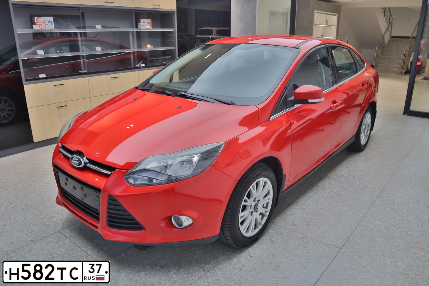 Фото автомобиля FORD FOCUS, 2011 — госномер Н582ТС37. Цвет: Красный